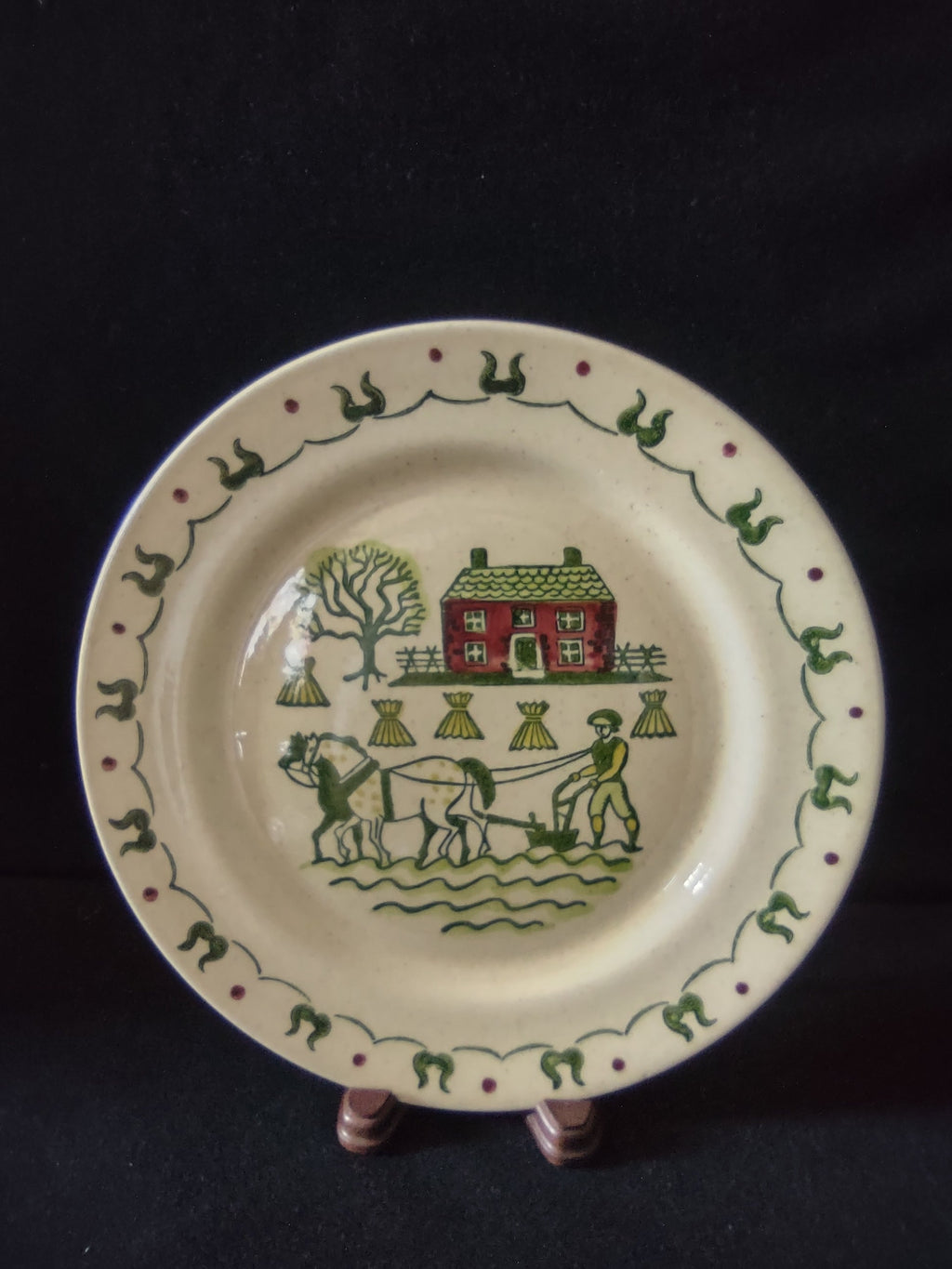 Close-up of rim showing CHIP on Metlox Homestead Provincial plate