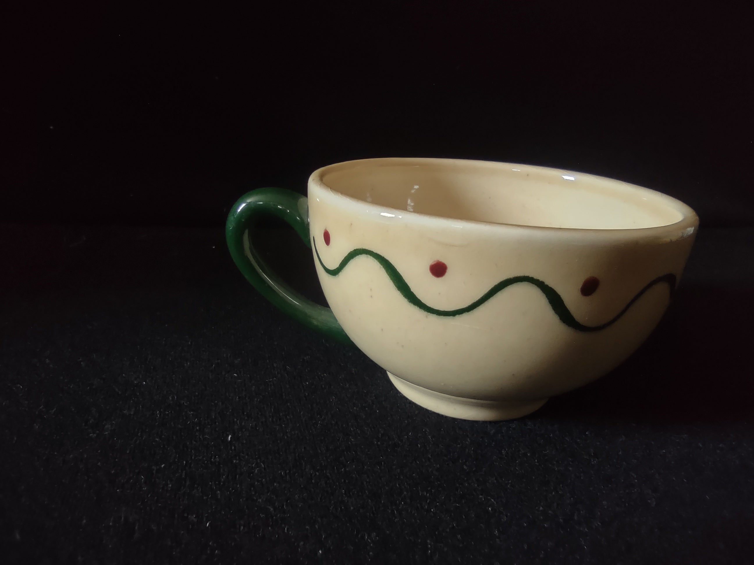 Vintage Metlox Poppytrail Navajo cup, cream body with green wavy line and red dots, green handle