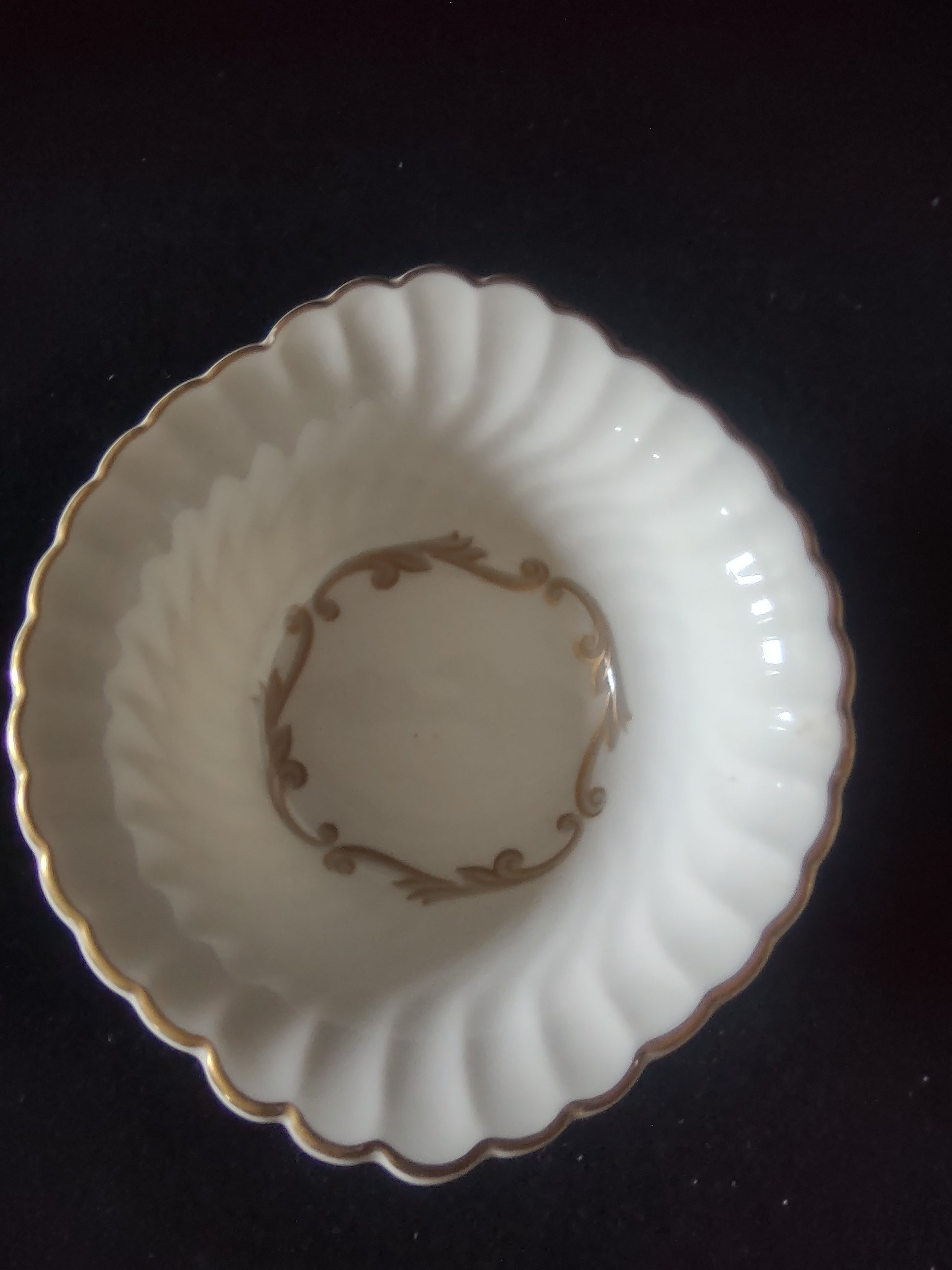 Gold rim and fluted body detail