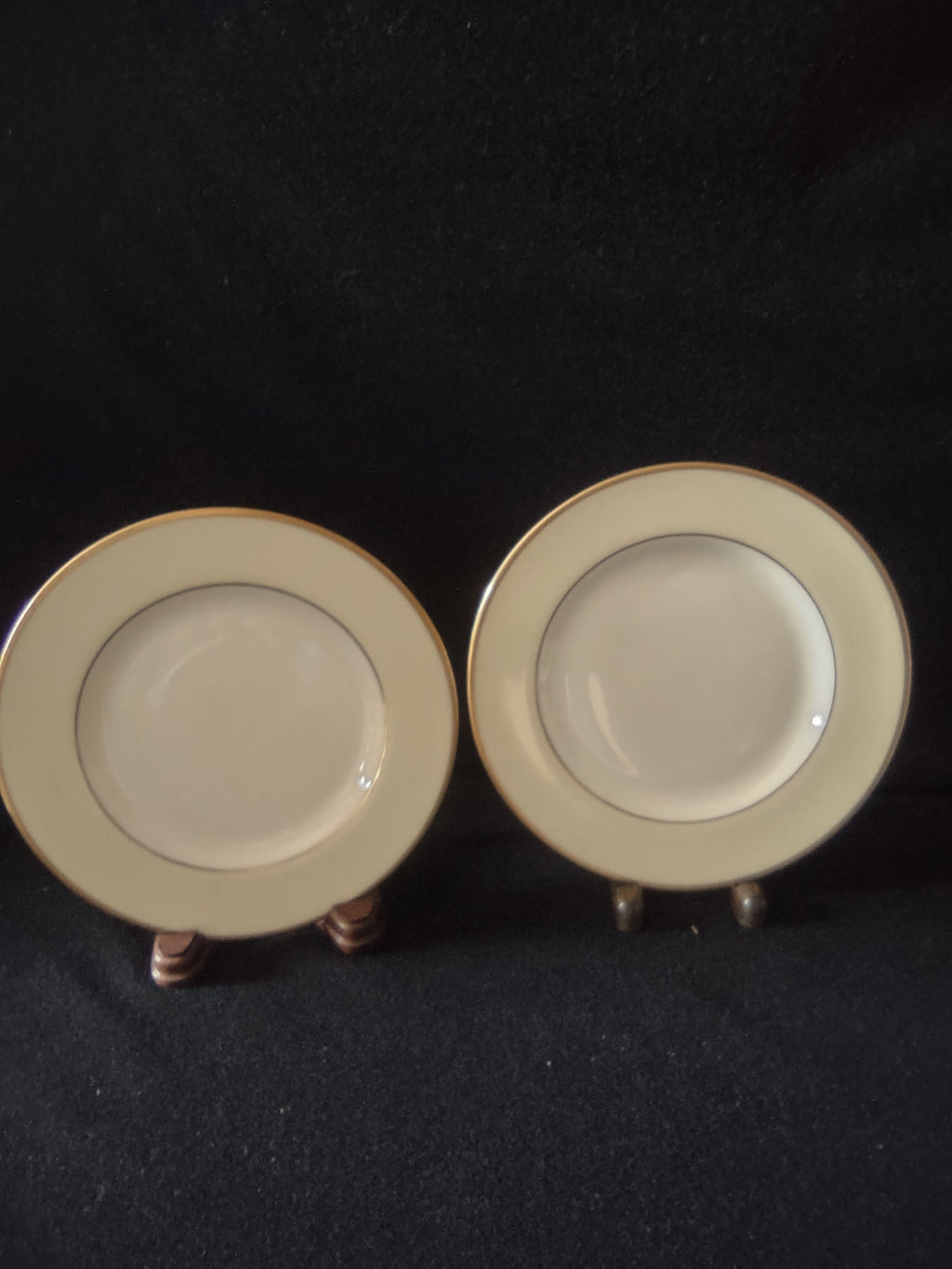 Pickard China Pilgrim set of 2 plates front view