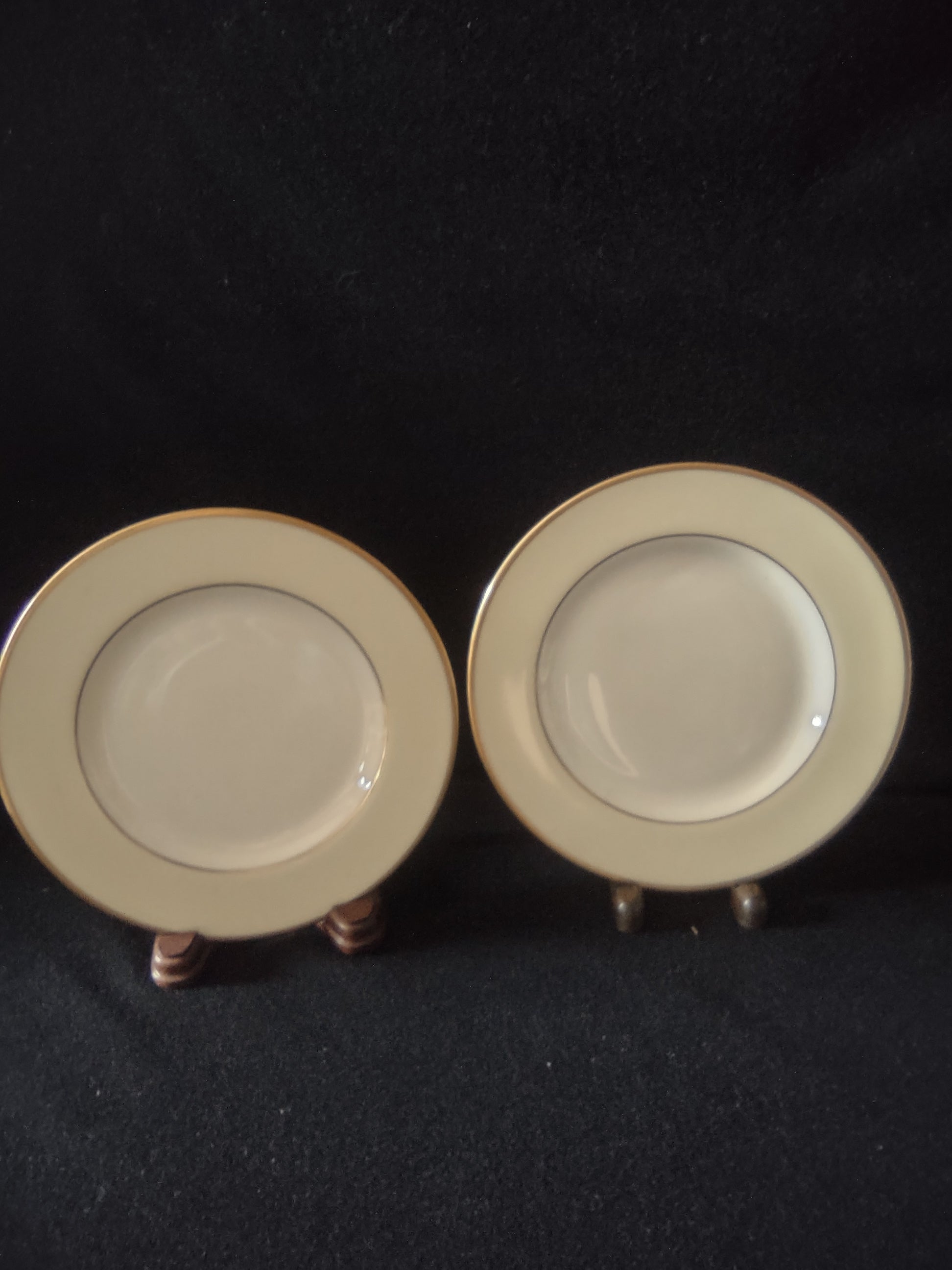 Pickard China Pilgrim set of 2 plates front view