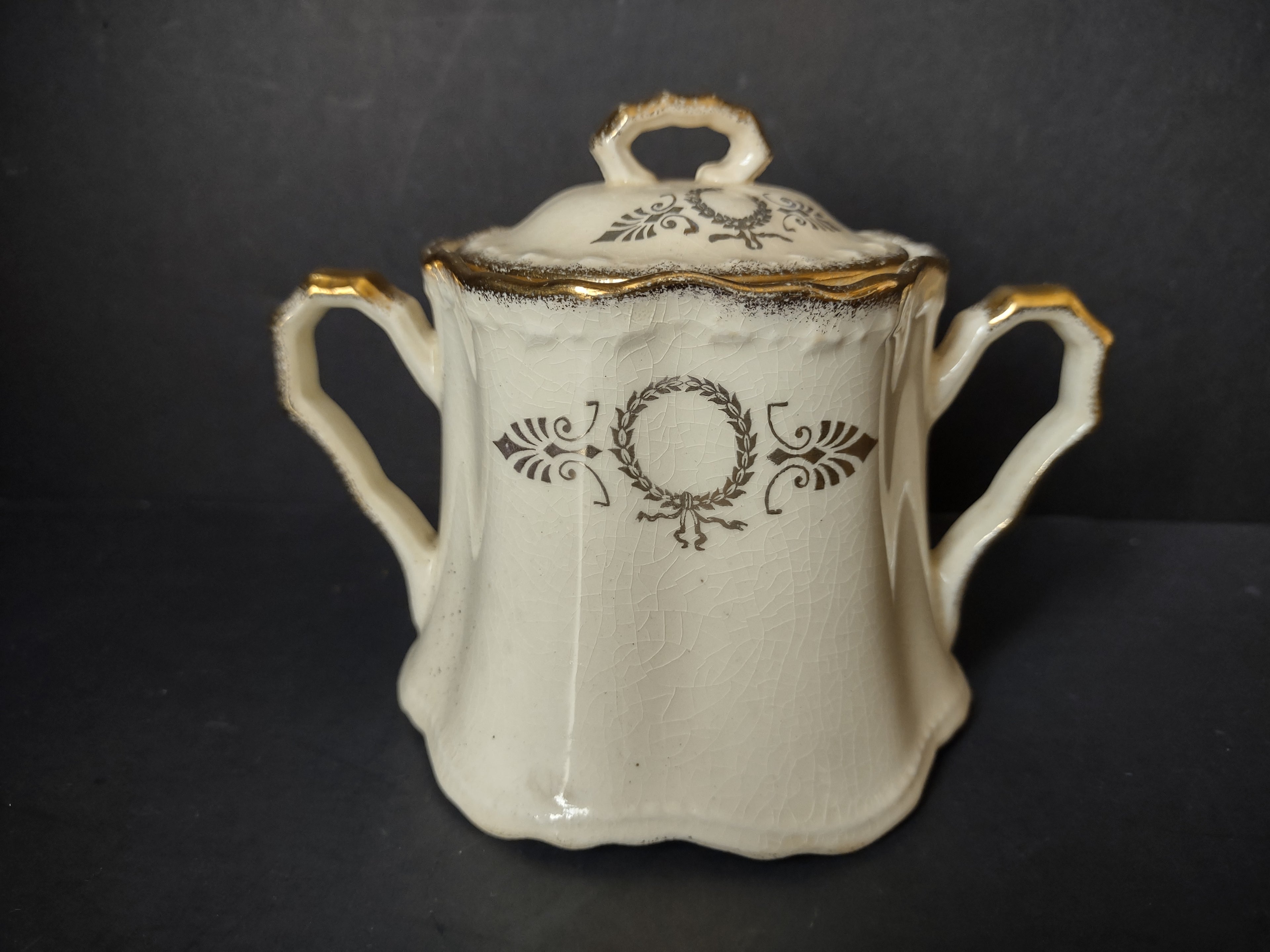 Vintage Crooksville Off-White & Gold Laurel Wreath Lidded Sugar Bowl [6982]