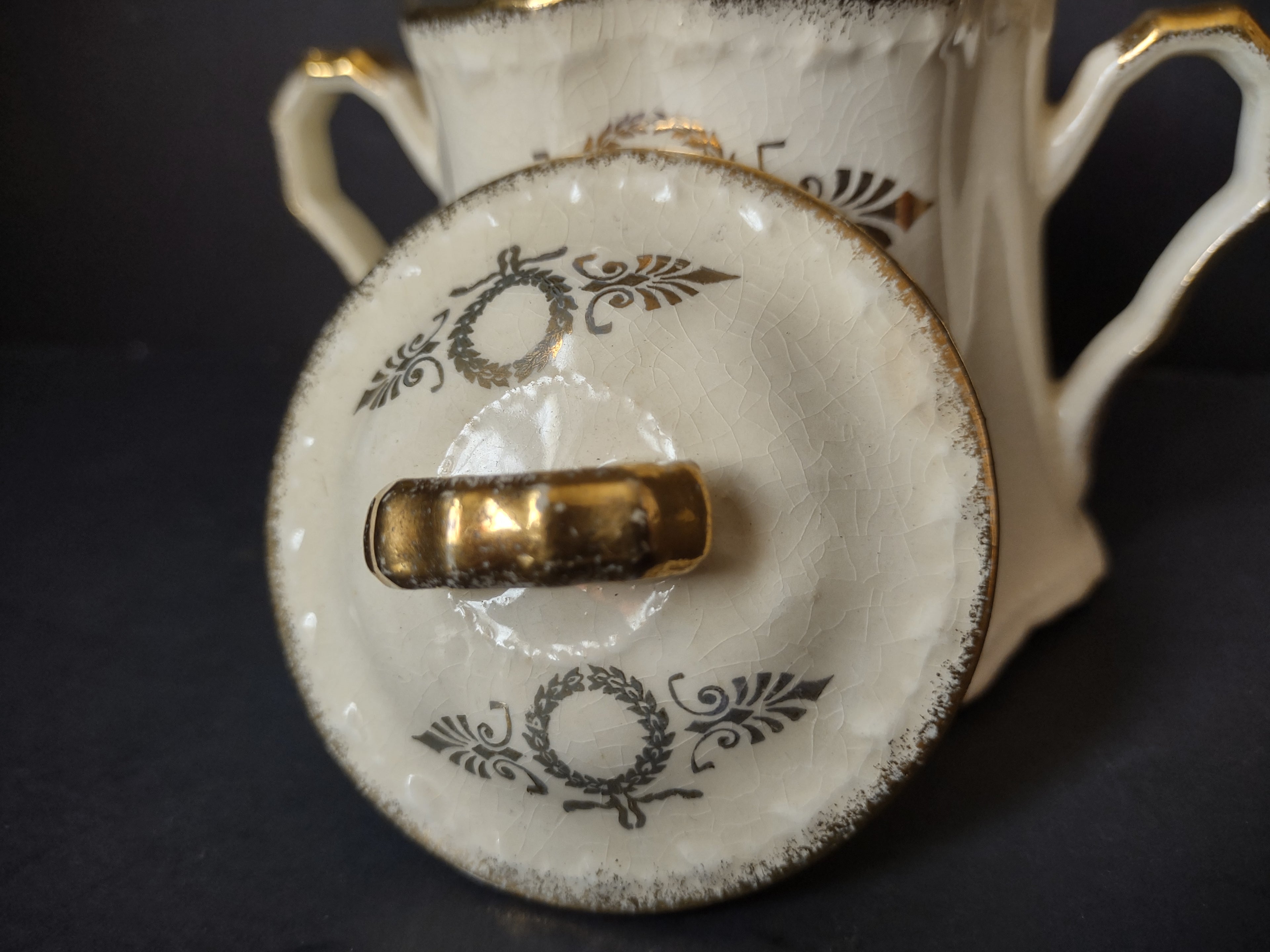 Vintage Crooksville Off-White & Gold Laurel Wreath Lidded Sugar Bowl [6982]