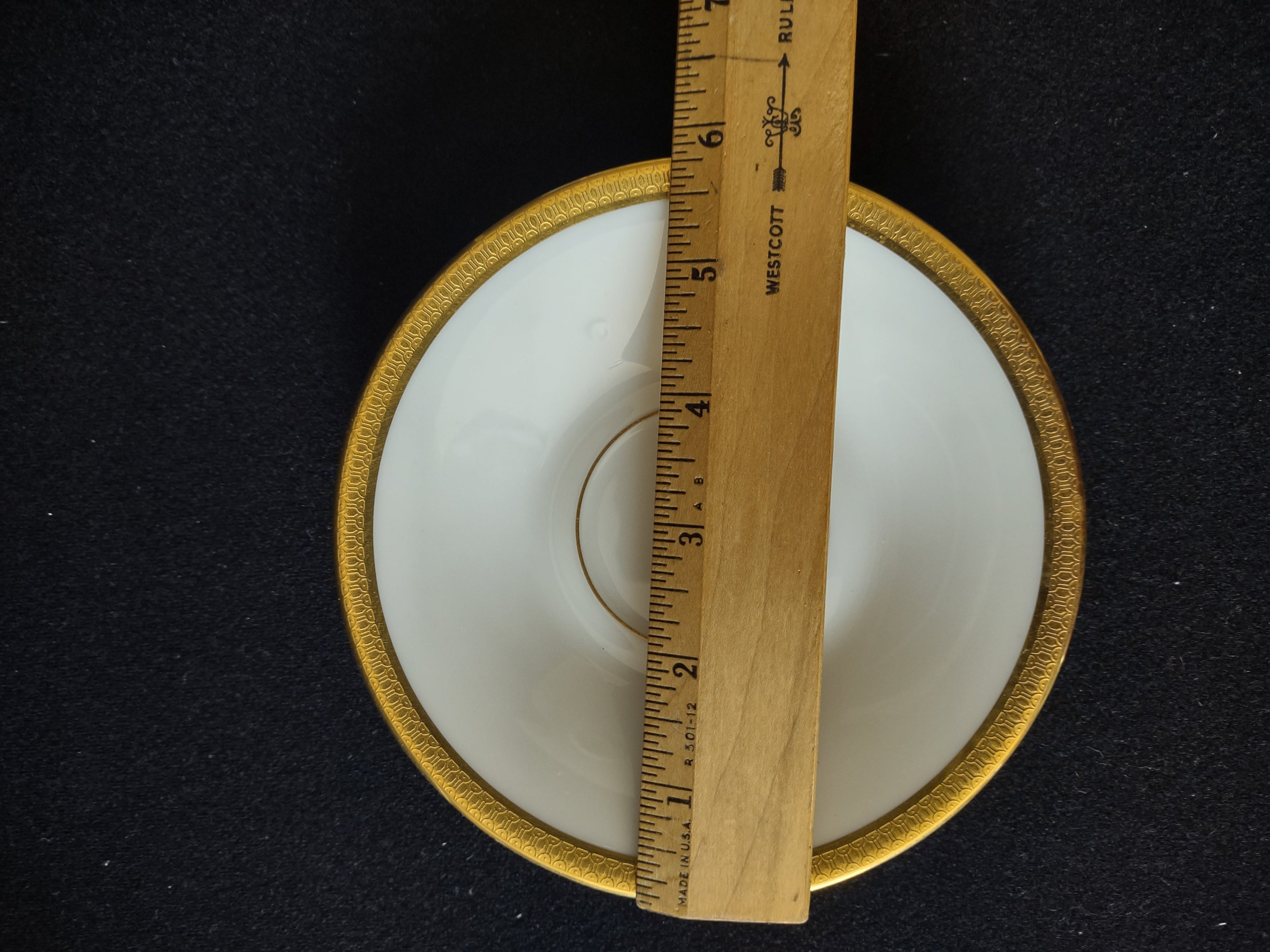 Oxford Bennington saucer - close-up of ornate embossed gold border