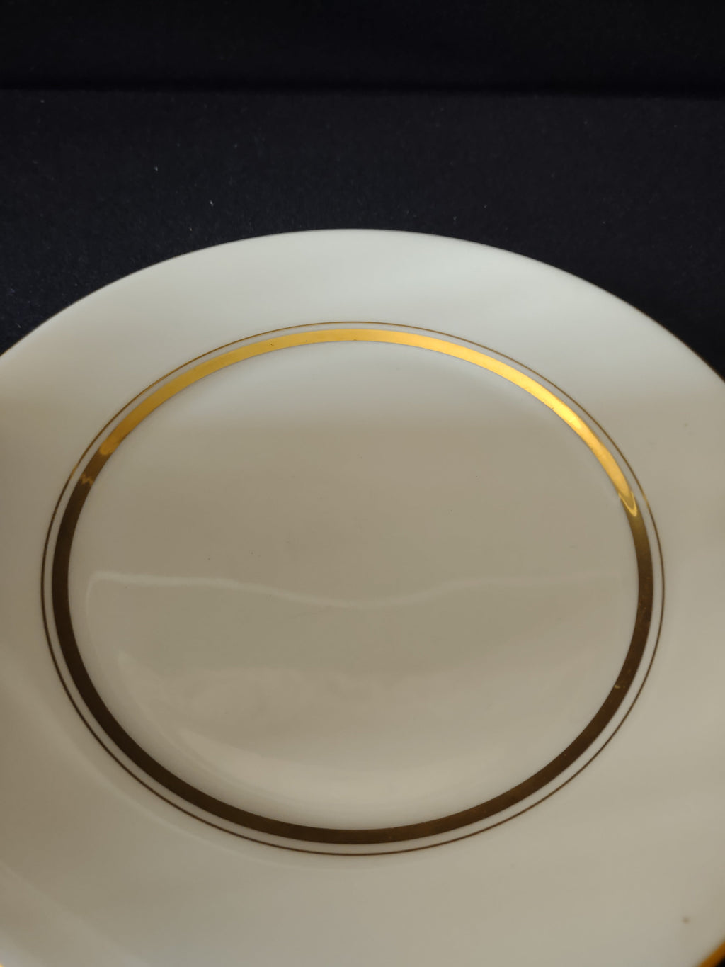 Oxford Andover saucer - close-up of gold band detail