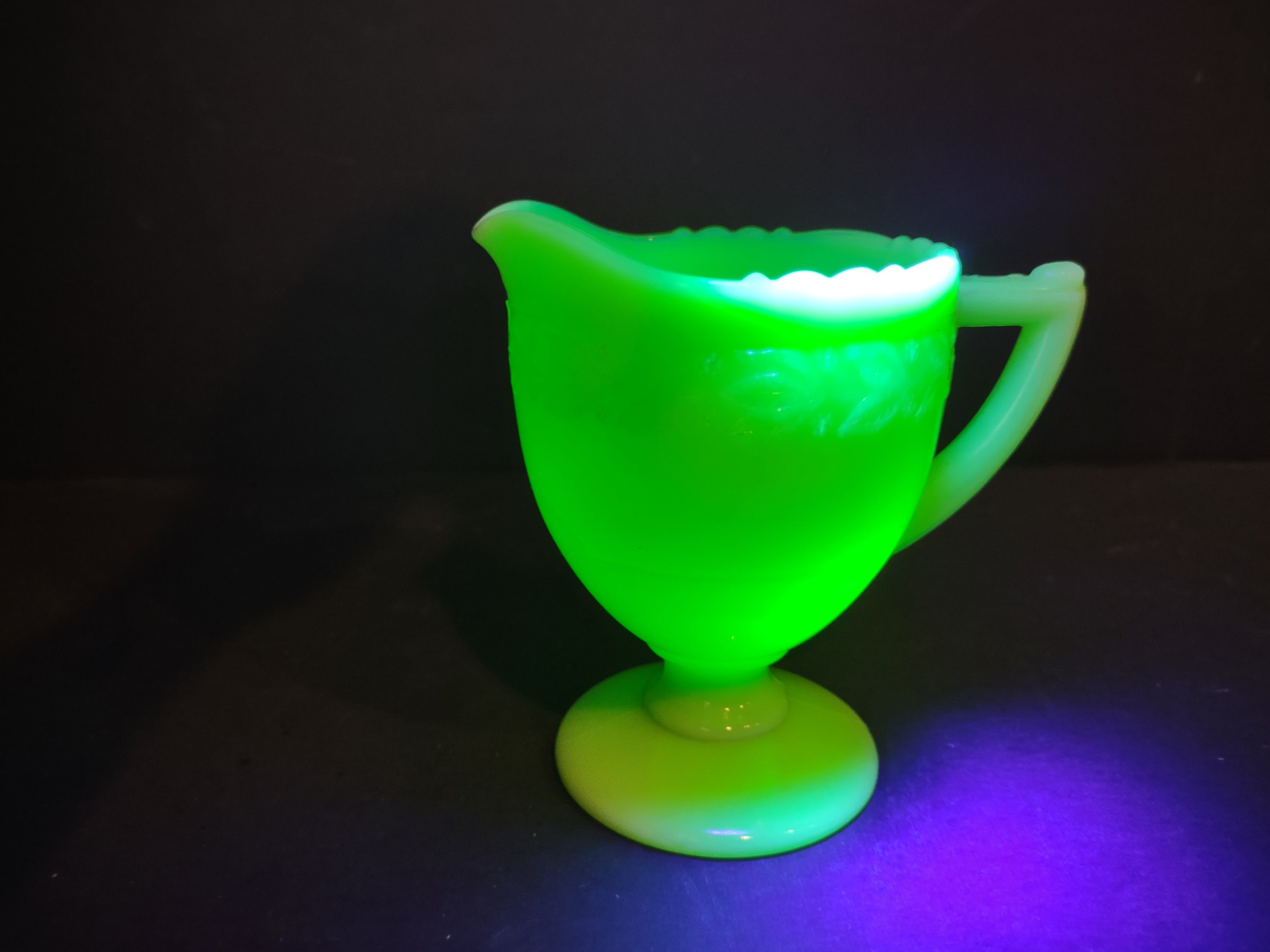 Vintage McKee Jadeite Green Uranium Glass Footed Creamer Scalloped Rim [7011]