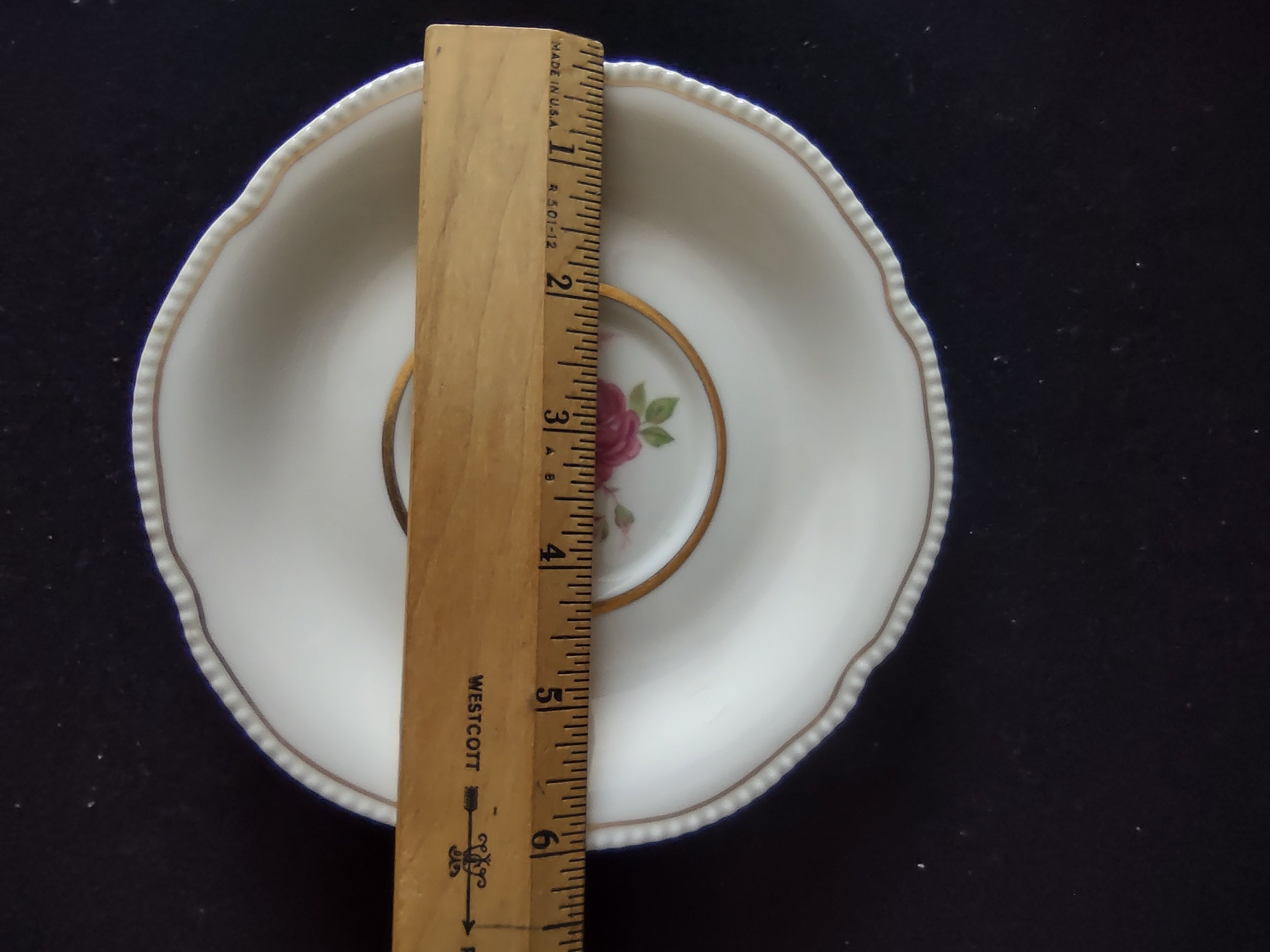 Close-up of gadroon beaded edge and gold line on Castleton Dolly Madison saucer