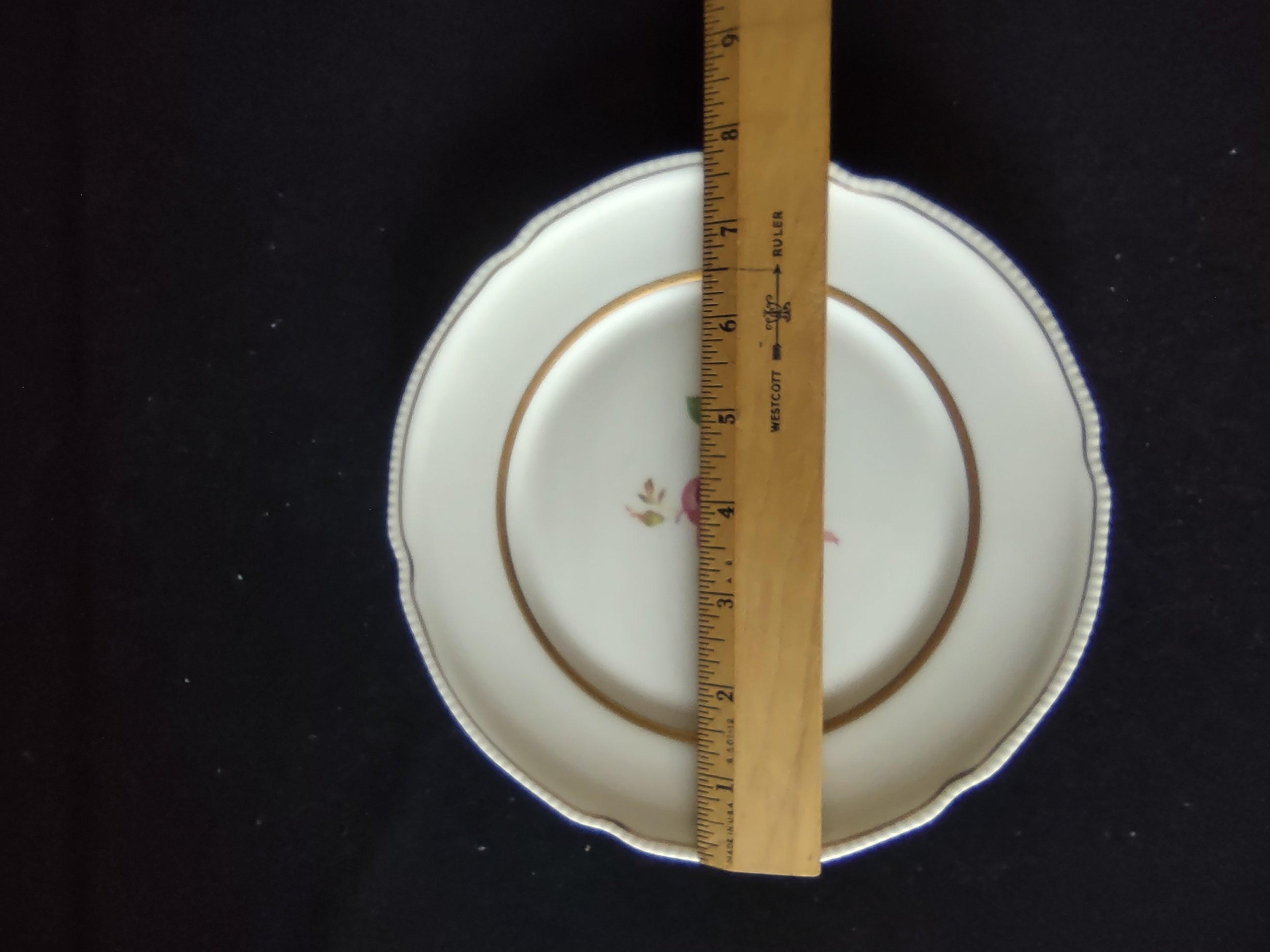 Close-up of scalloped rim and gold band detail on Castleton Dolly Madison plate