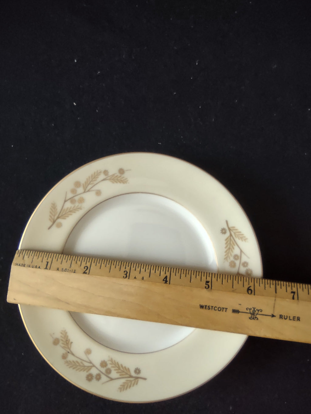 Franciscan Woodside plate close-up daisy flowers
