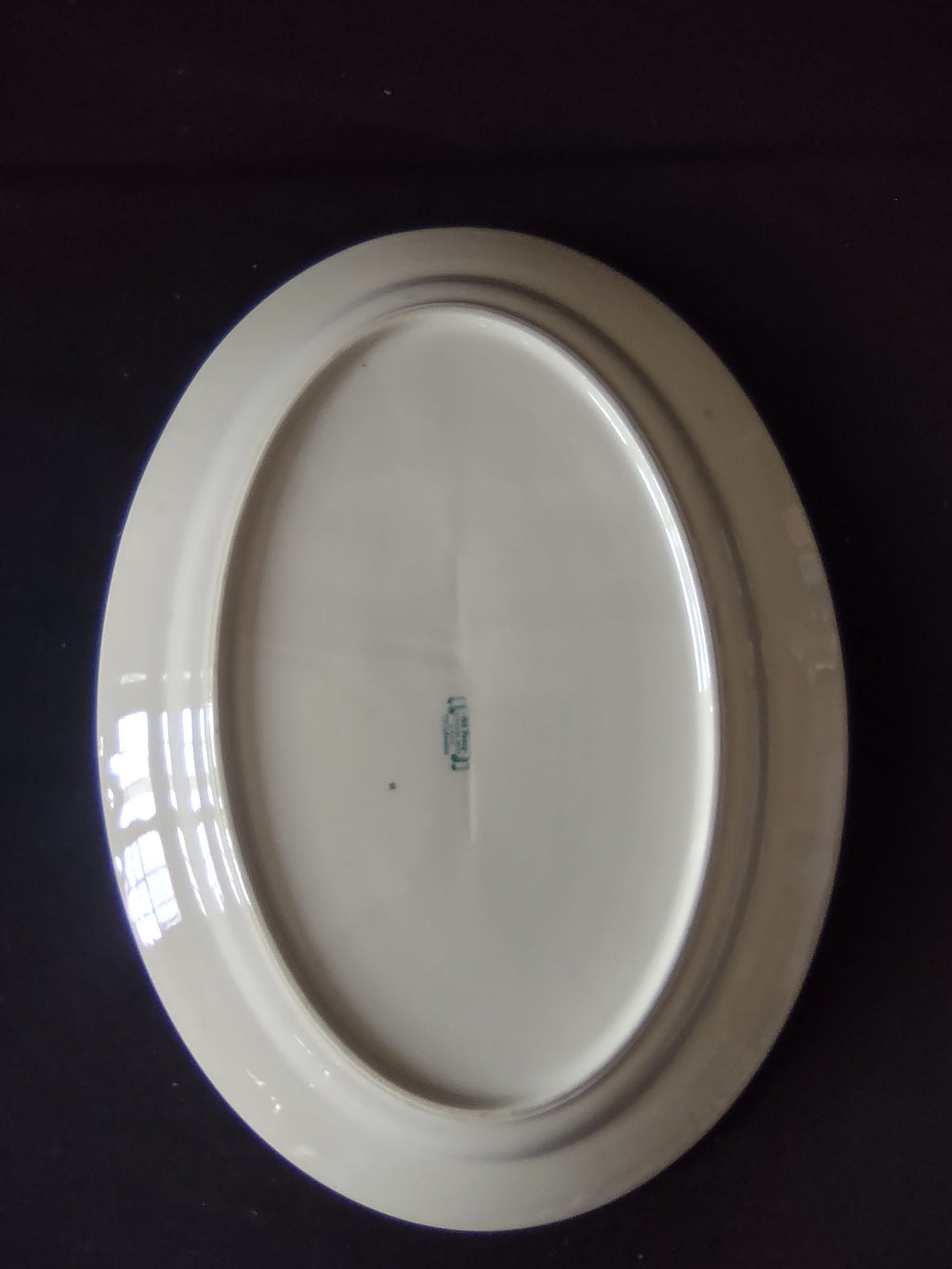 Close-up of gold band and rim on Syracuse China Old Ivory platter