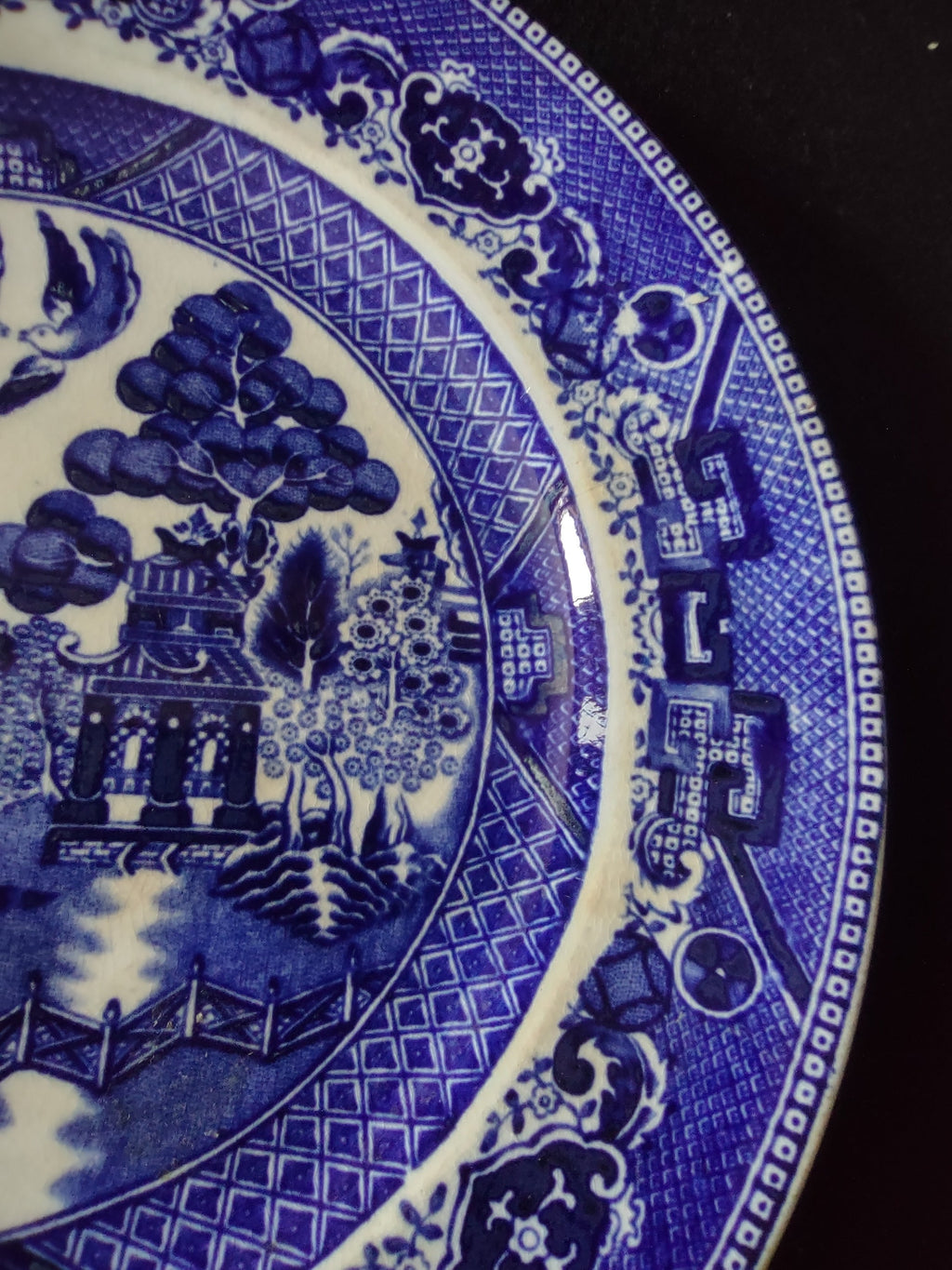 Vintage Buffalo Pottery Blue Willow Plate border detail upper left