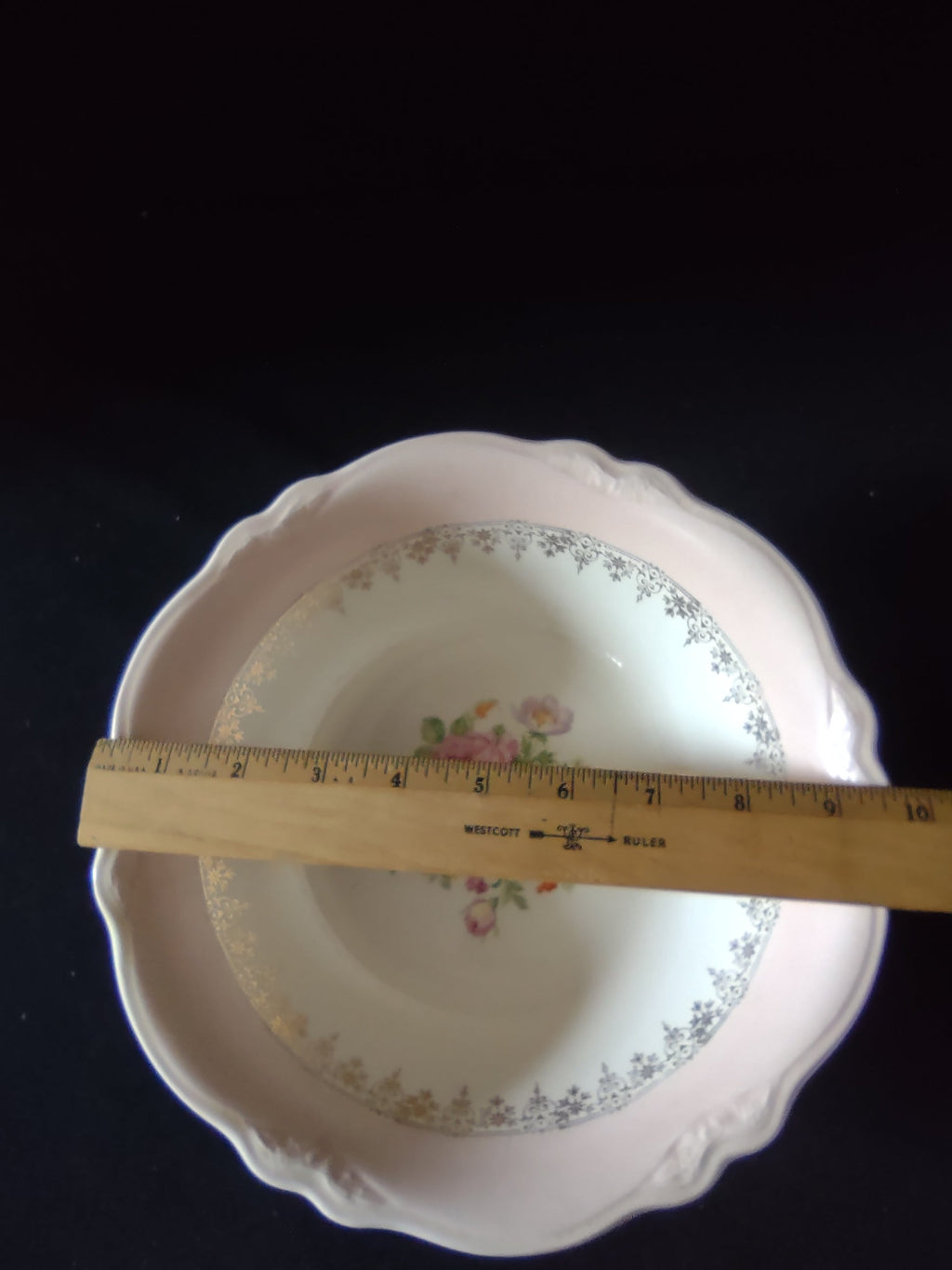 Vintage Homer Laughlin Virginia Rose serving bowl - close up of gold scrollwork filigree border and embossed scalloped rim with chip