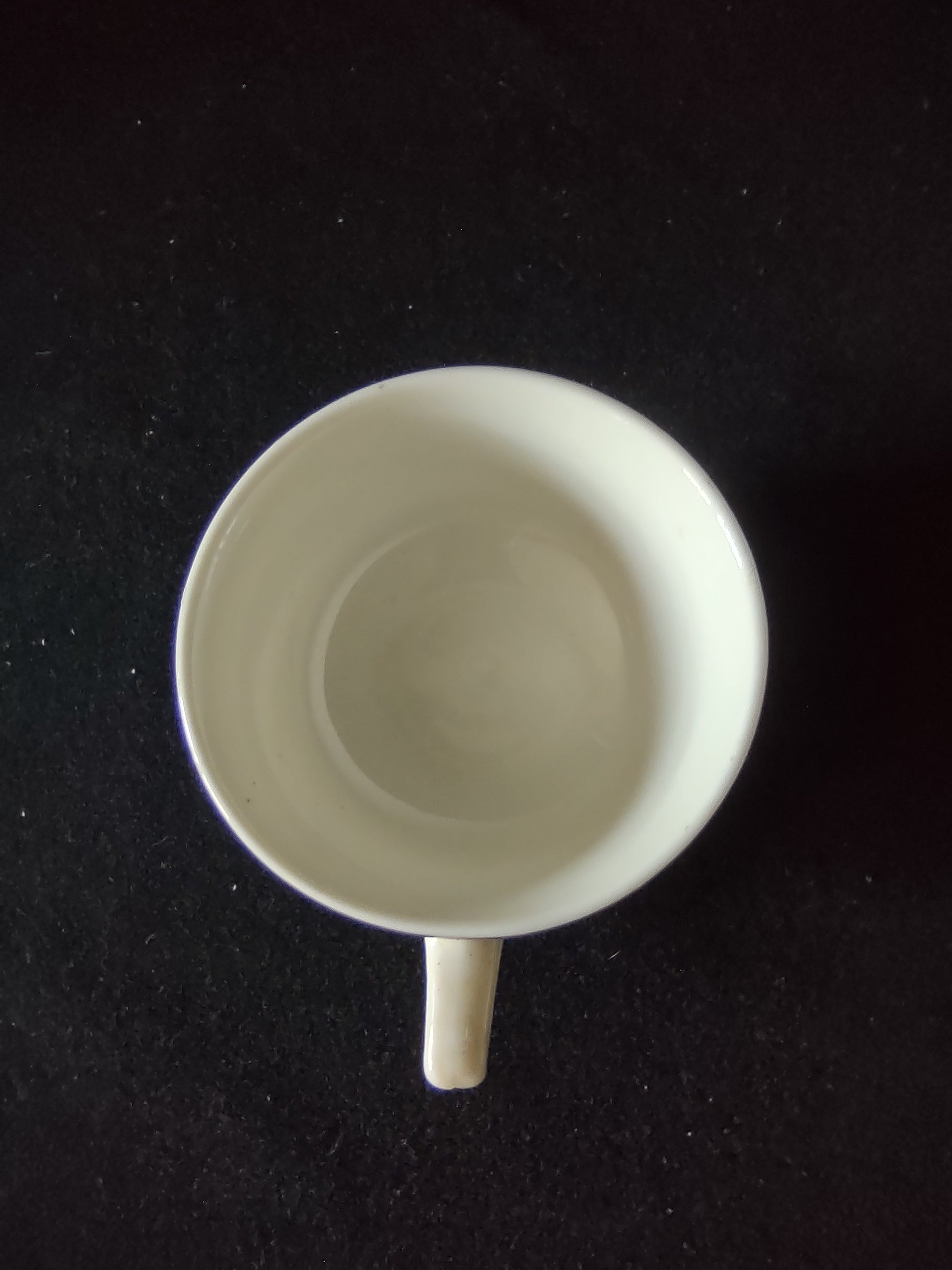 Close-up of gold band rim on Syracuse China tea cup