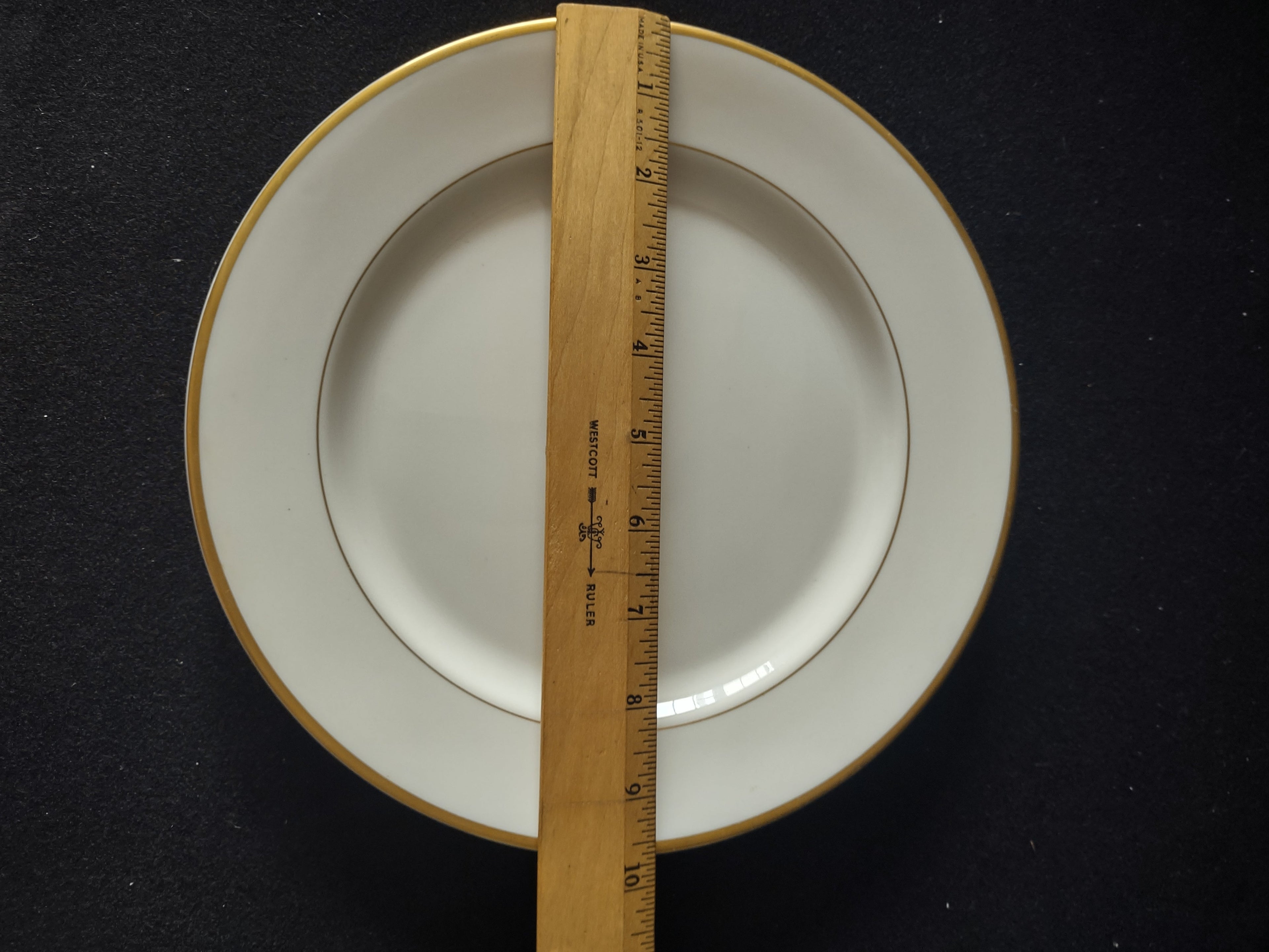 Close-up of wide gold band rim and inner gold accent line on Syracuse China plate