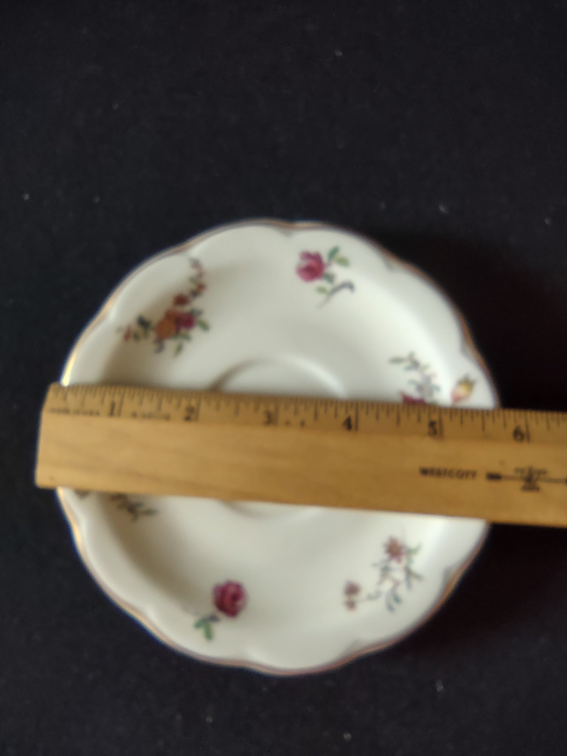 Theodore Haviland Limoges saucer floral border detail with gold trim