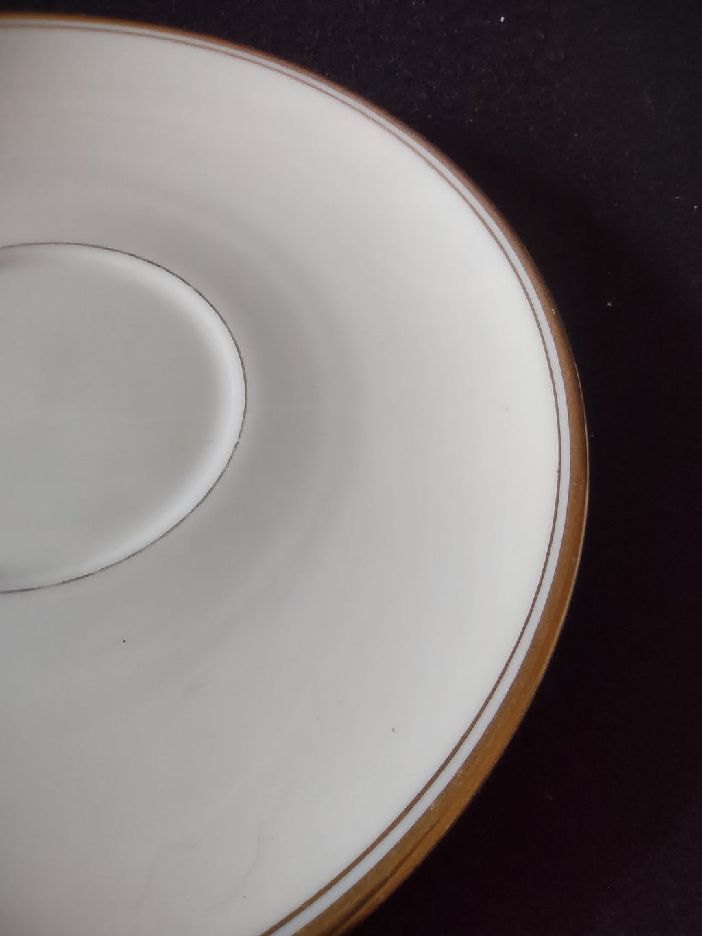 Franciscan China gold band saucer - rim and cup ring detail