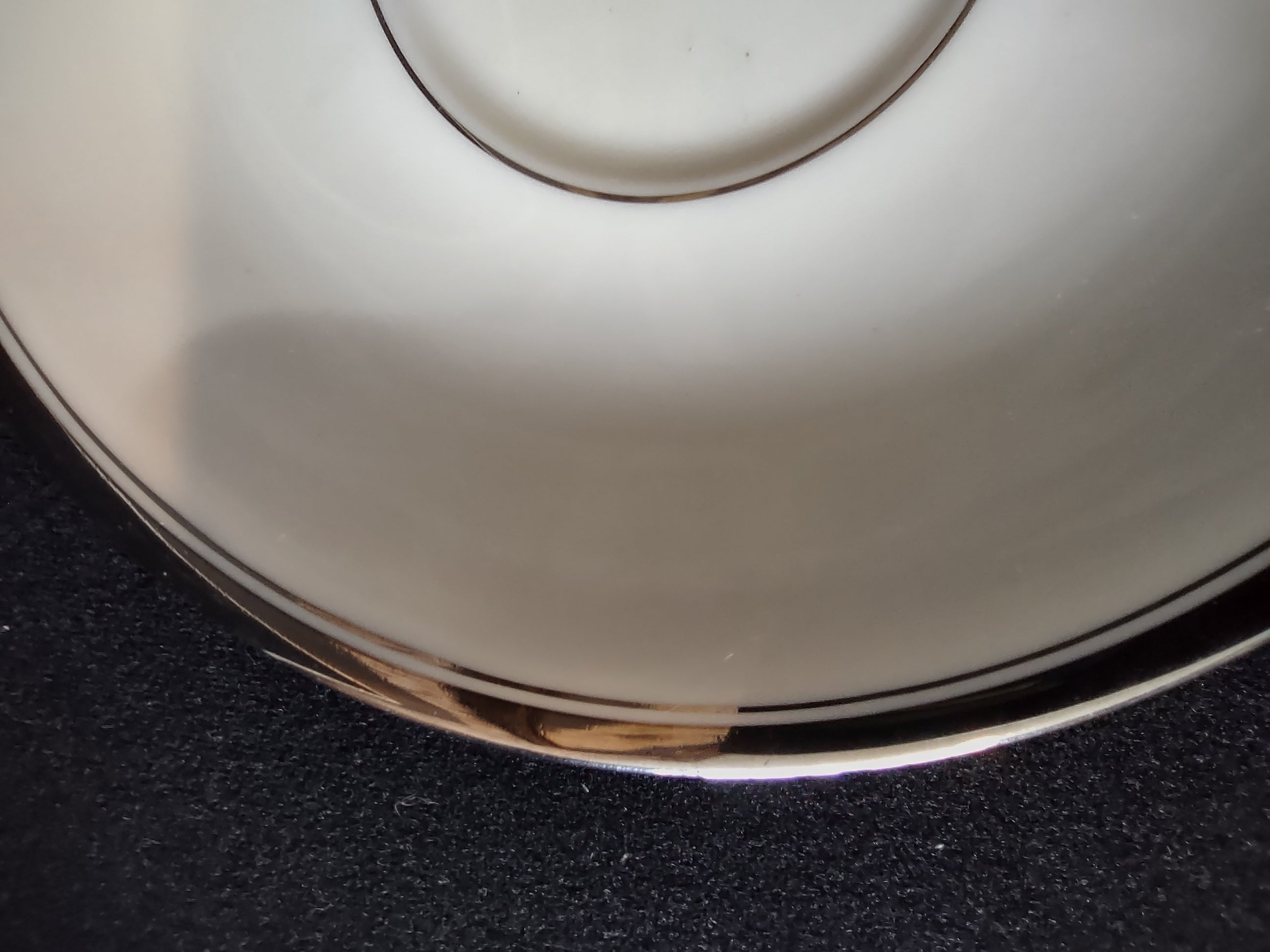 Syracuse China Countess saucer rim discoloration detail