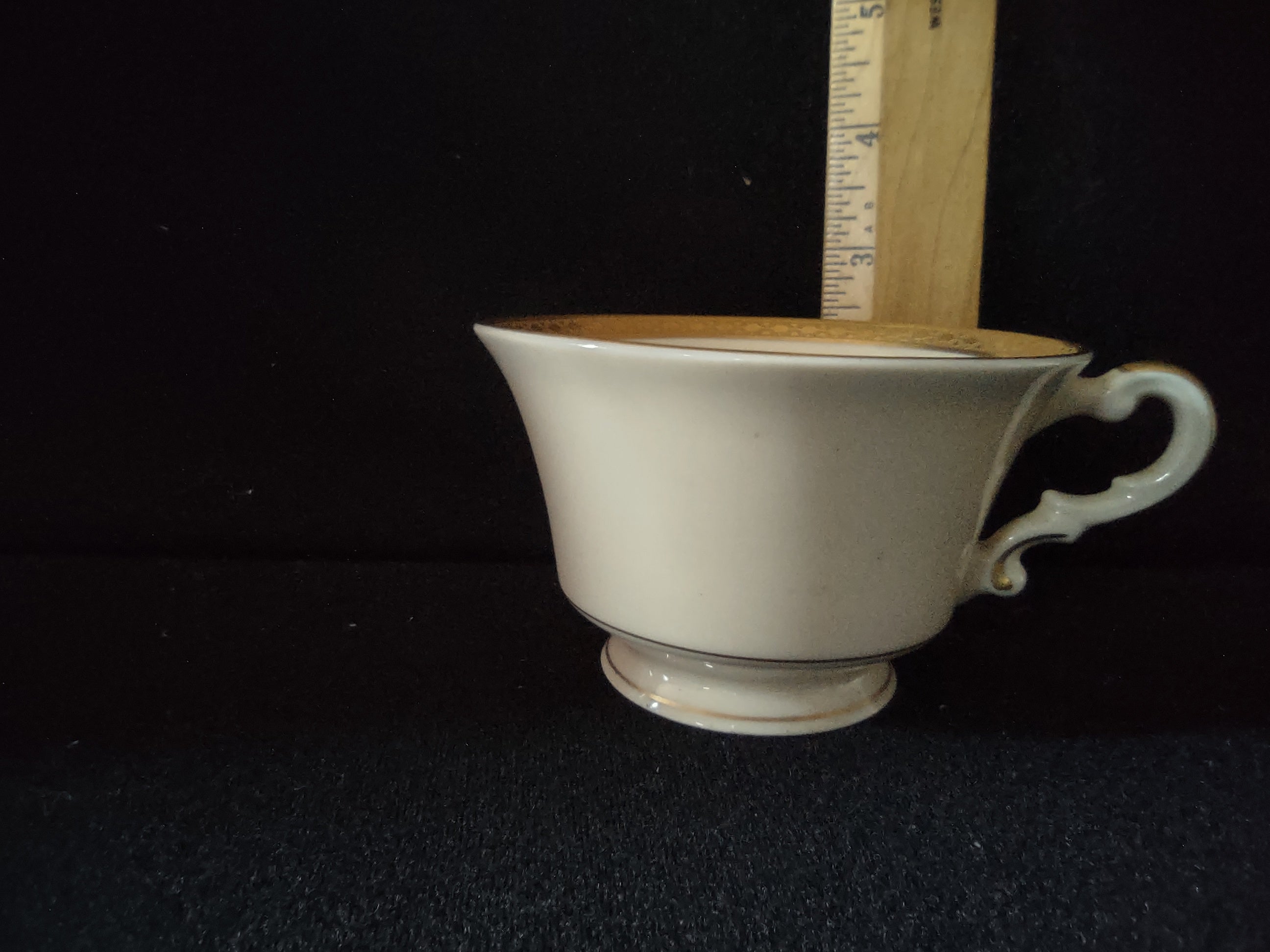 Syracuse China Wayne cup with ruler showing height