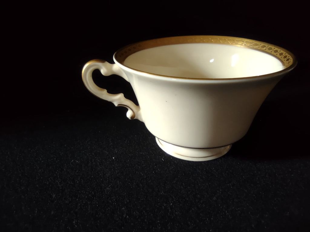 Syracuse China Wayne cup side view showing gold band