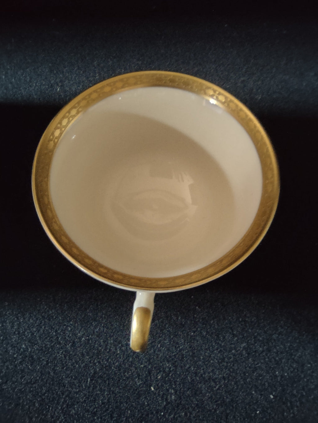 Syracuse China Wayne cup top view showing gold honeycomb band