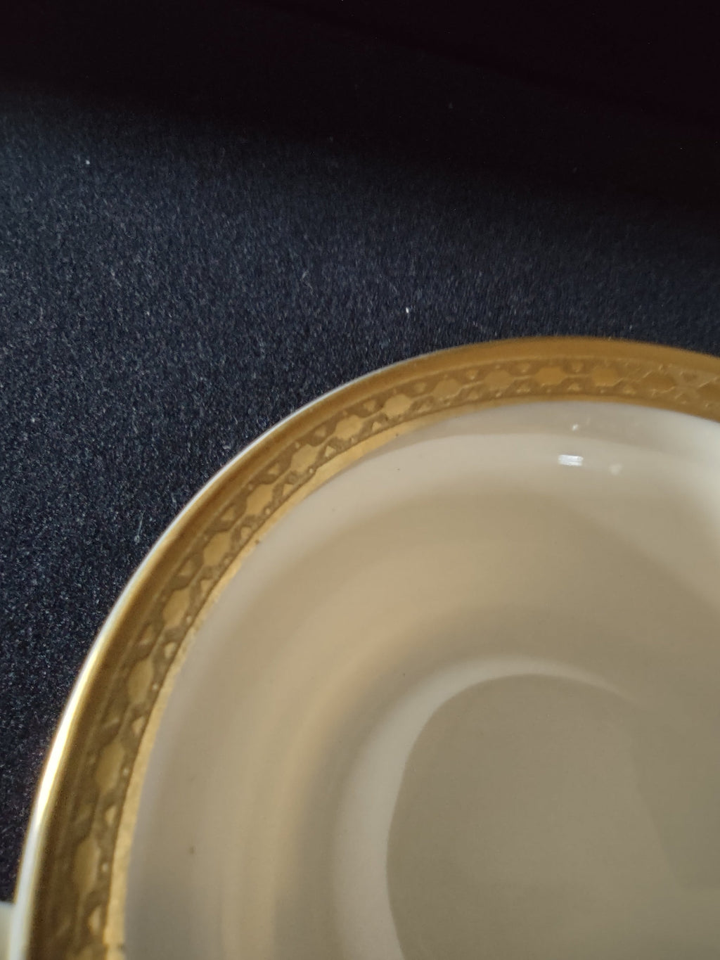 Syracuse China Wayne saucer close-up of gold band