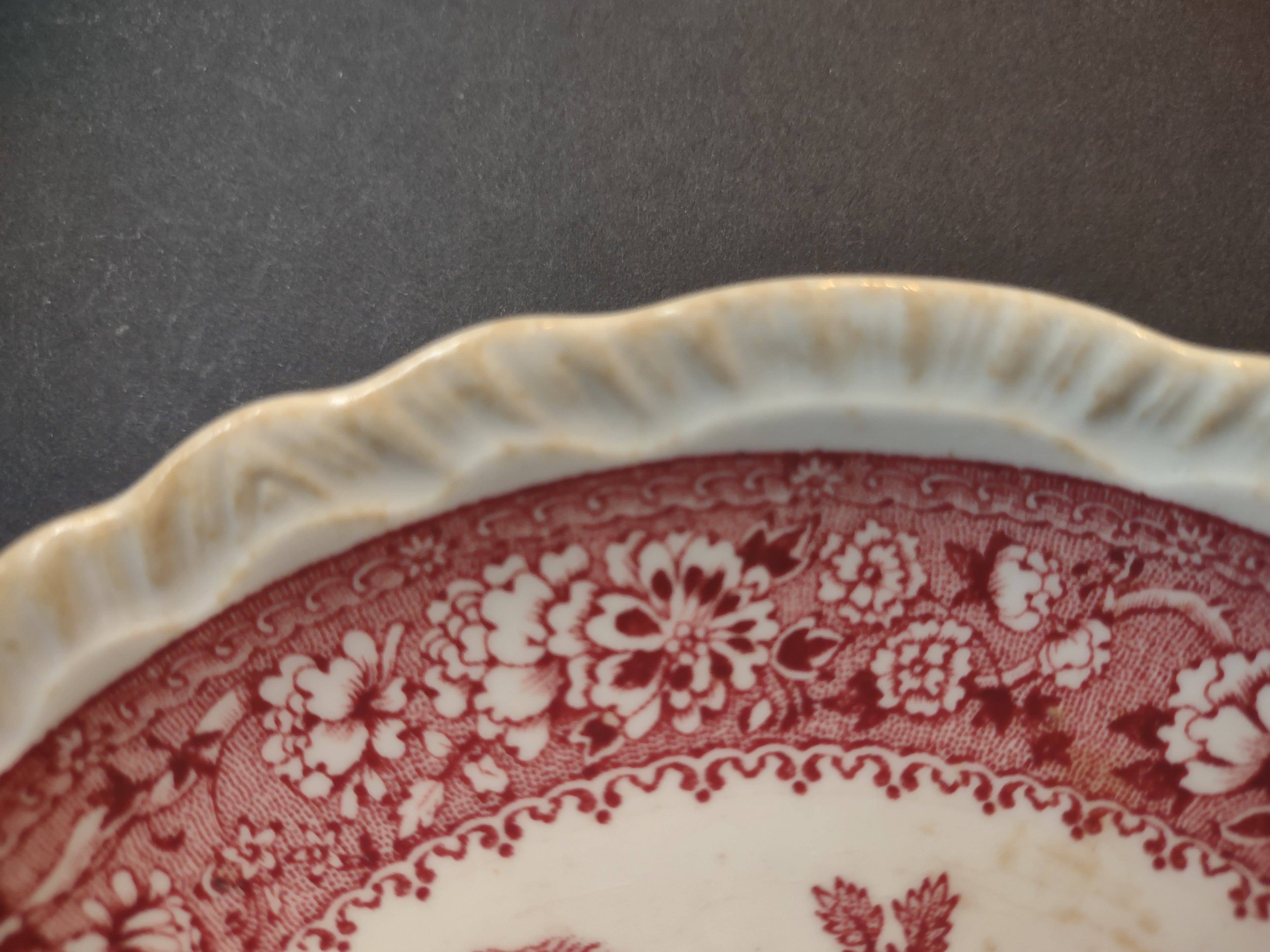 Vintage Tudor Rose Red Scenic Transferware Scalloped Plate England IMPERFECT [7148]