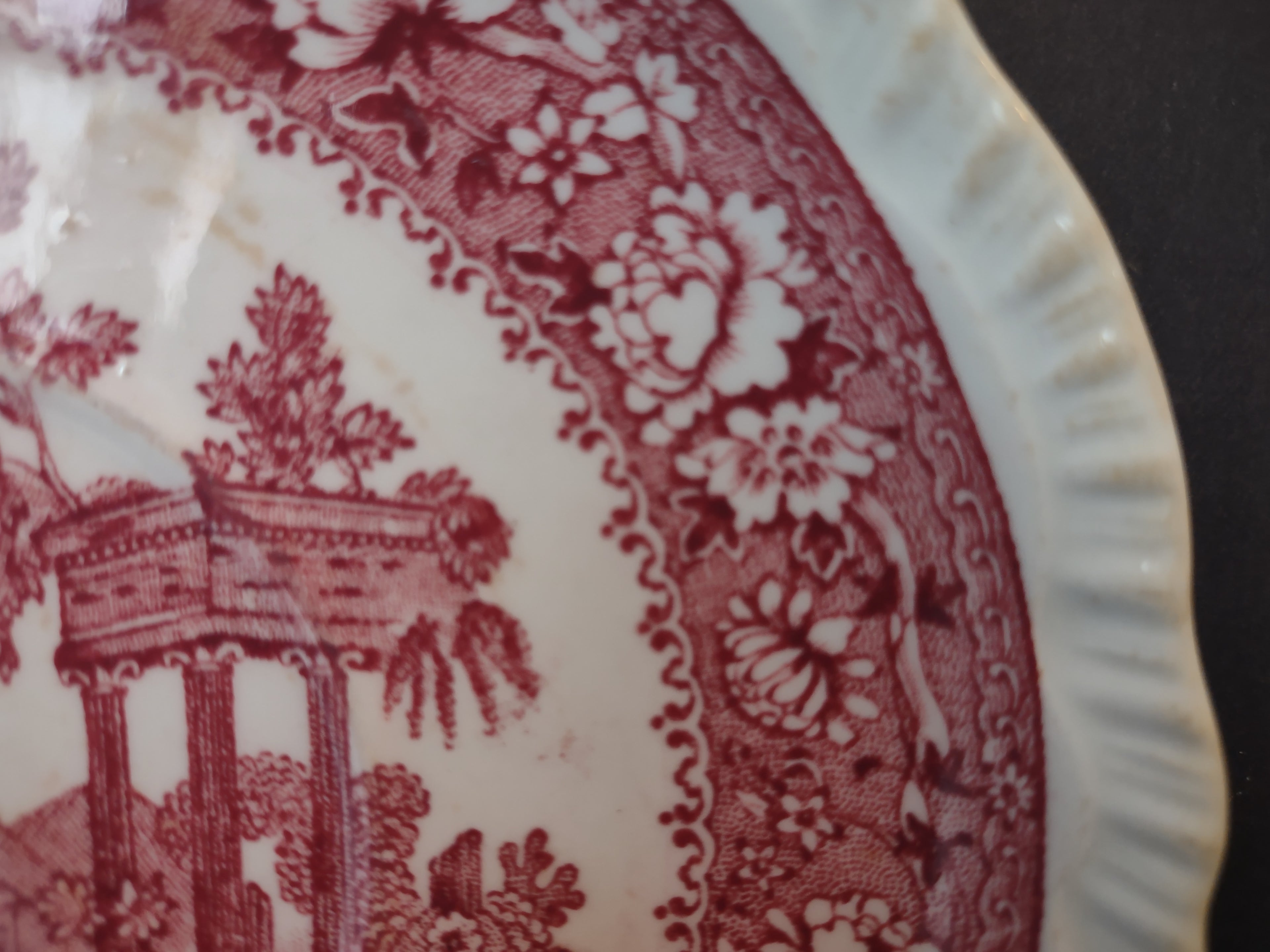 Vintage Tudor Rose Red Scenic Transferware Scalloped Plate England IMPERFECT [7148]