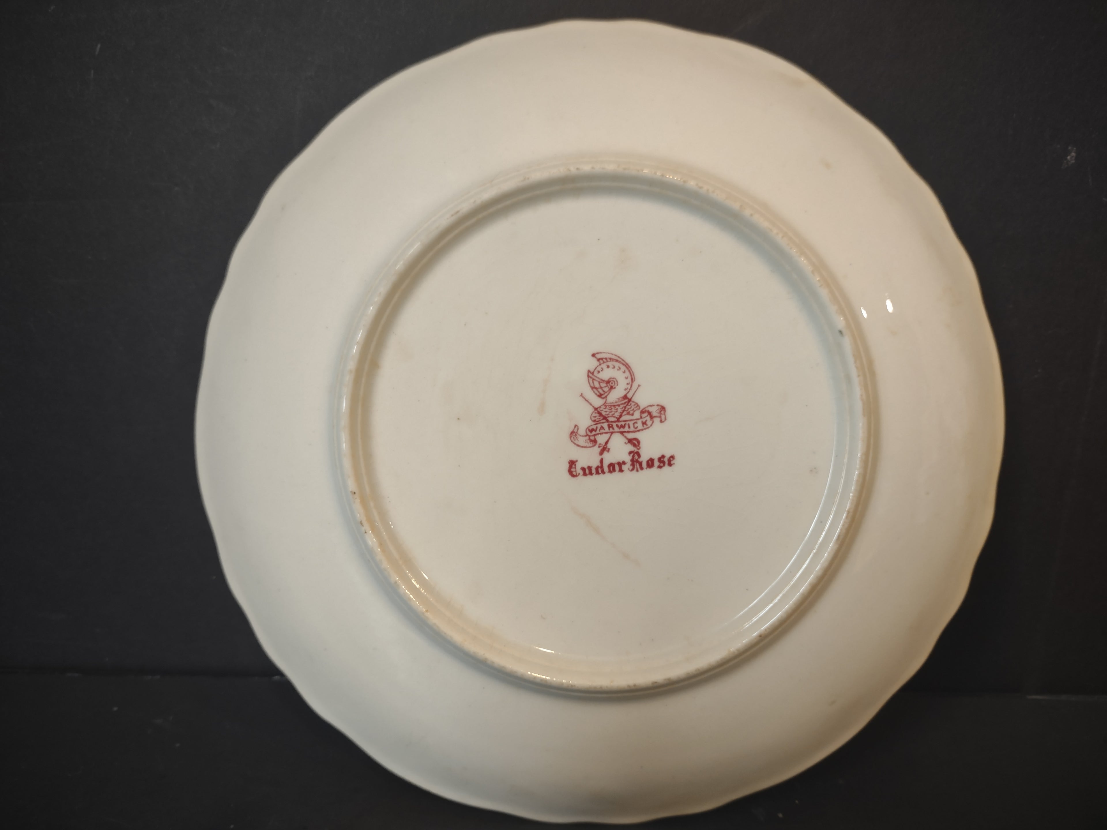 Vintage Tudor Rose Red Scenic Transferware Scalloped Plate England IMPERFECT [7148]