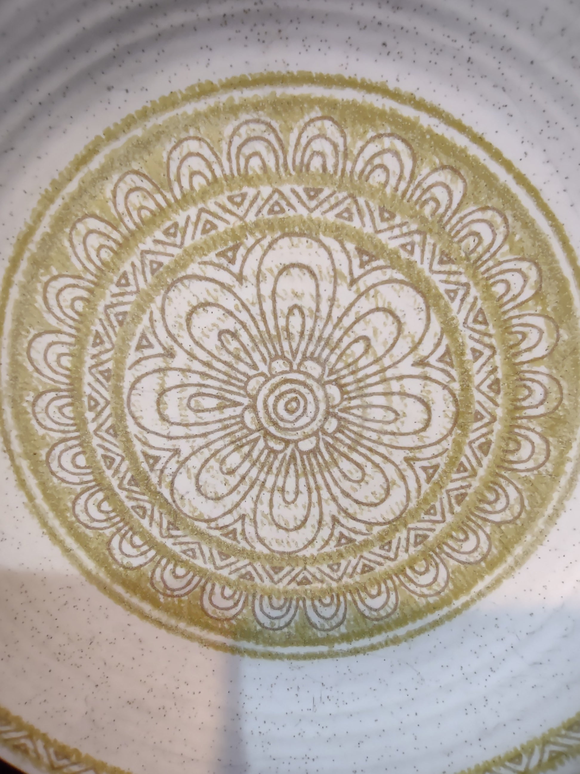 Vintage Olive Green Mandala Medallion Stoneware Plate - rim detail