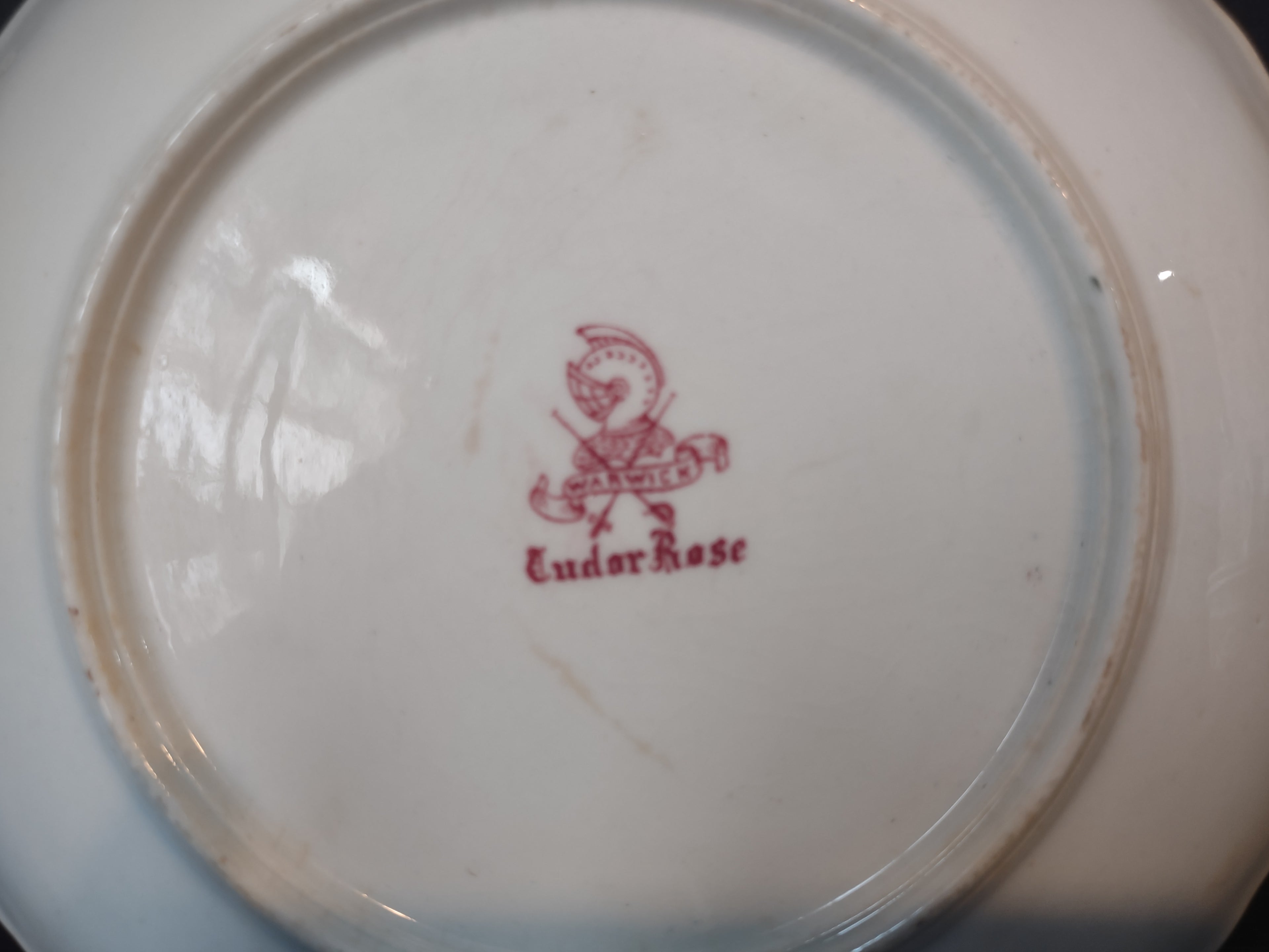 Vintage Tudor Rose Red Scenic Transferware Scalloped Plate England IMPERFECT [7148]