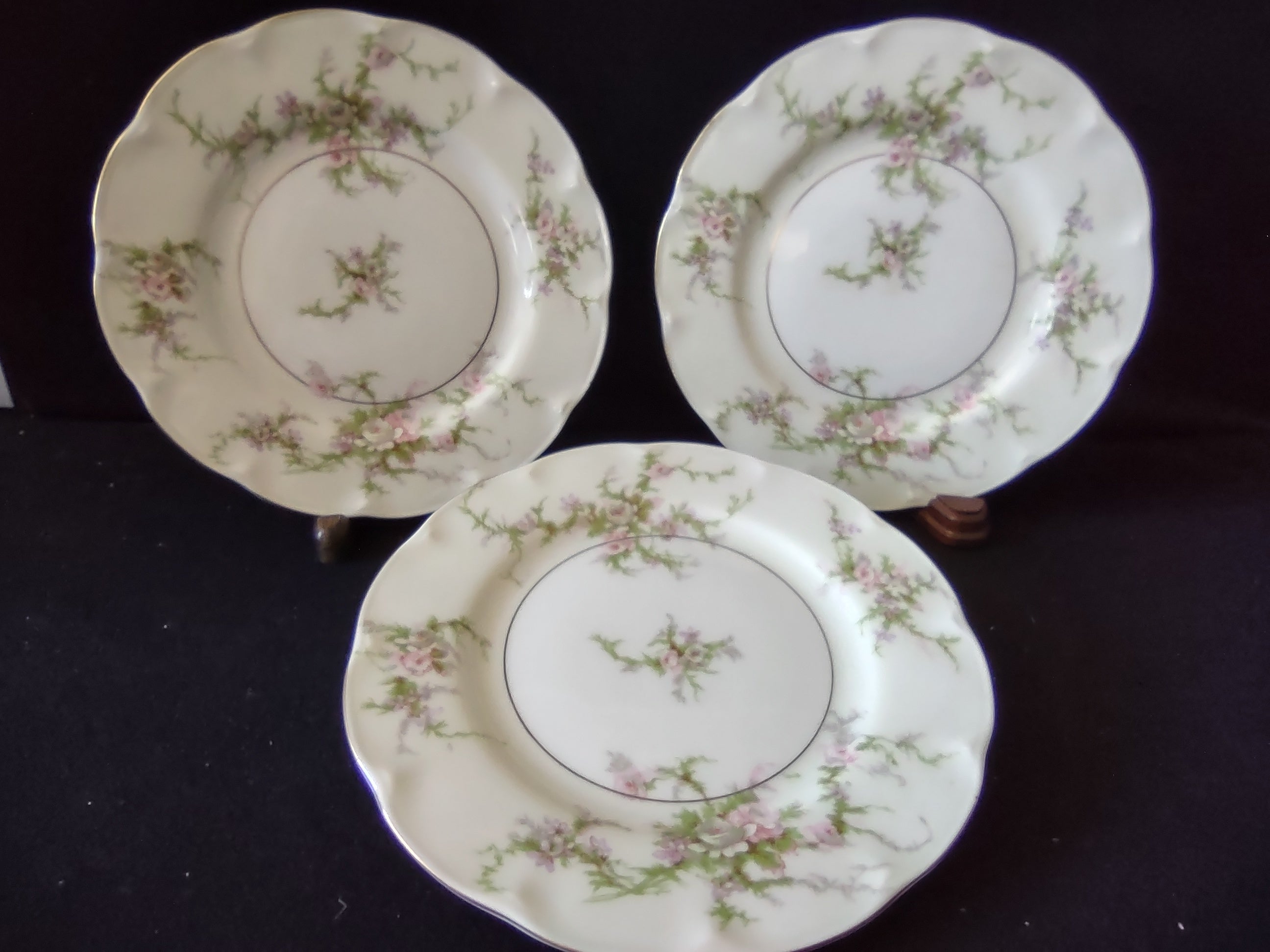 Theodore Haviland Rosalinde plate close-up of pink floral pattern
