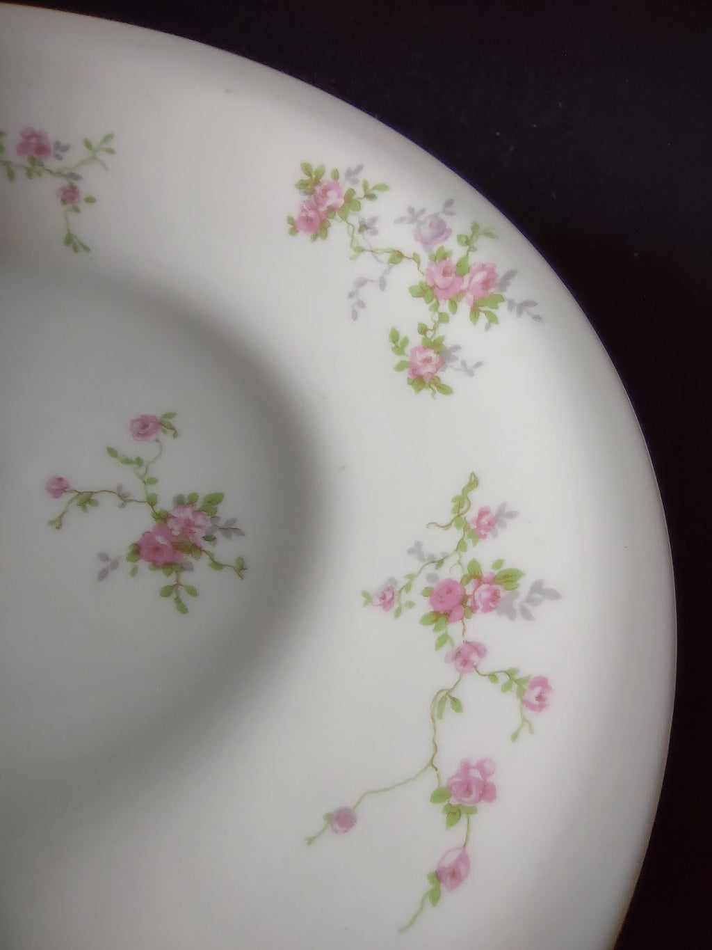 Pink Spray bowl rim pattern close-up