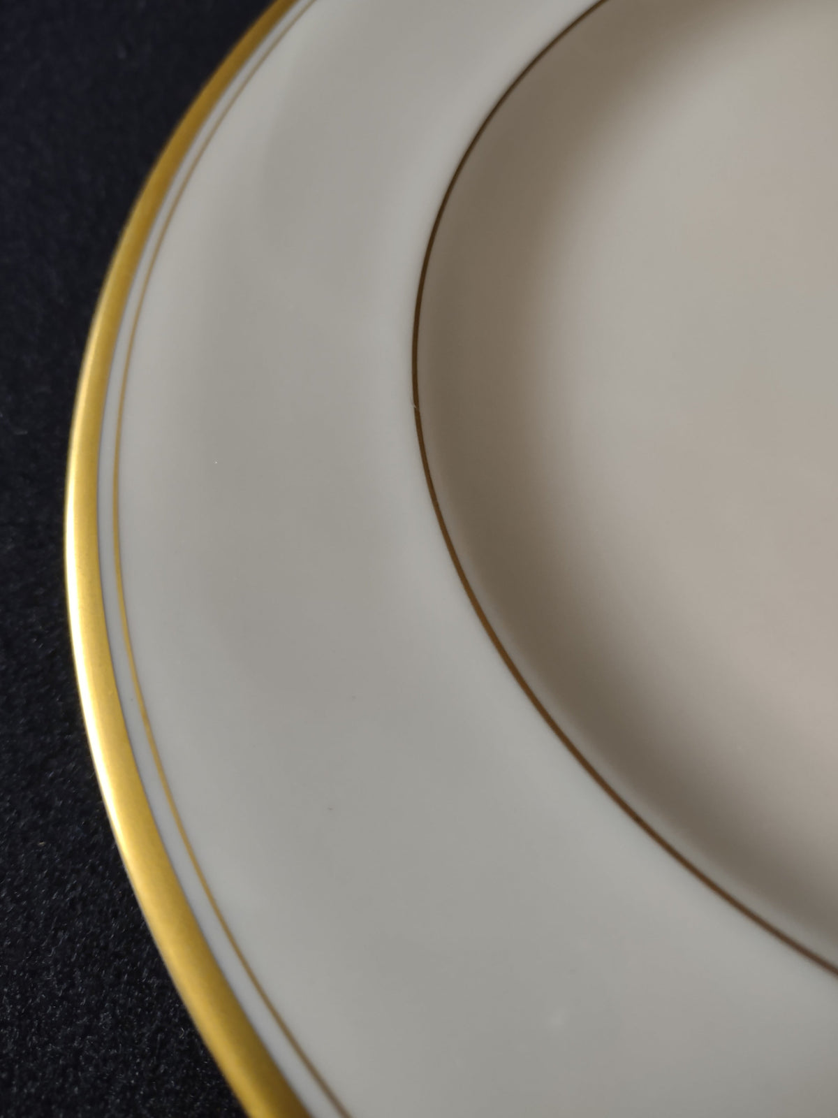 Vintage Syracuse China Regent plate - gold band rim detail