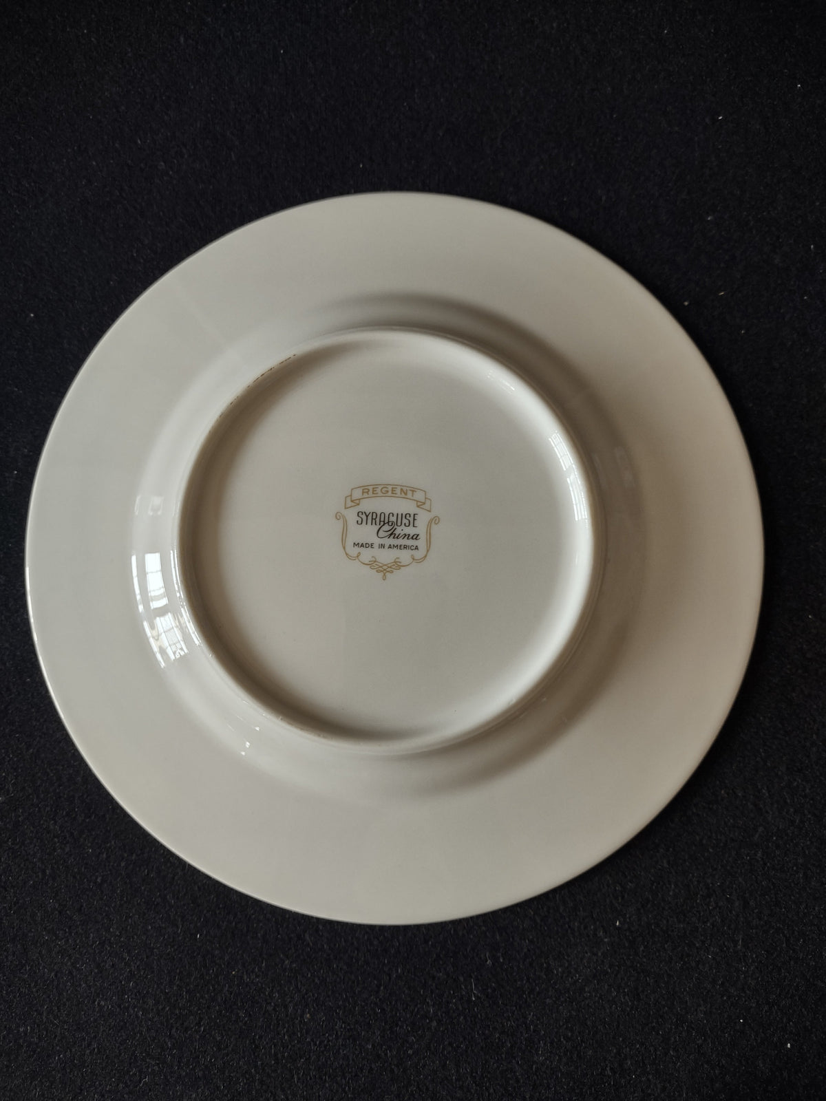 Vintage Syracuse China Regent off-white and gold plate - front view