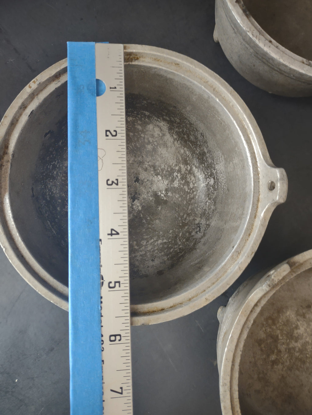 Dura Cast DC6219 maker mark stamped on bottom of cast aluminum cauldron bean pot