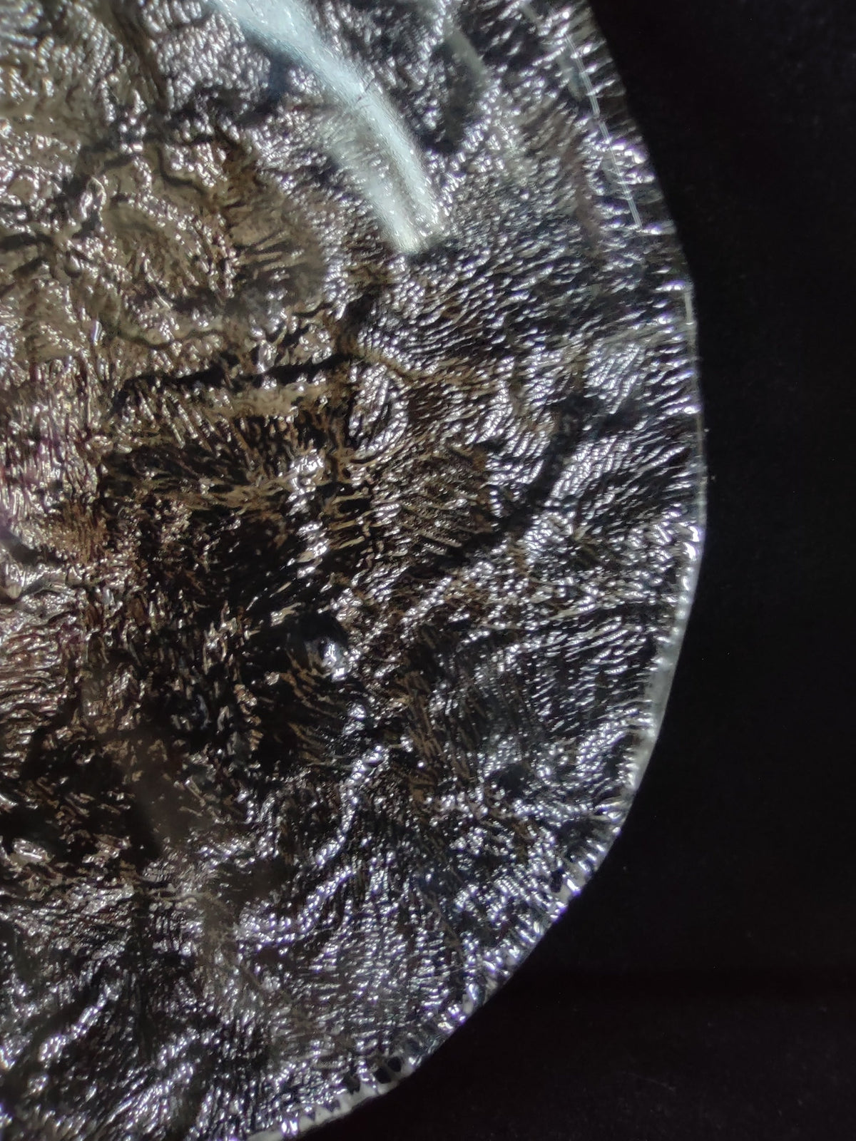 JSG Oceana bronze black art glass plate - close-up of rim and texture detail