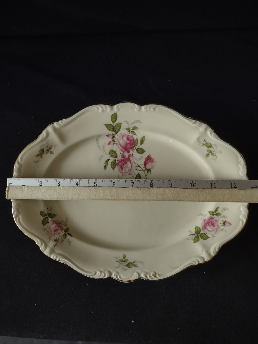 Vintage pink rose oval serving platter - border detail with rosebuds
