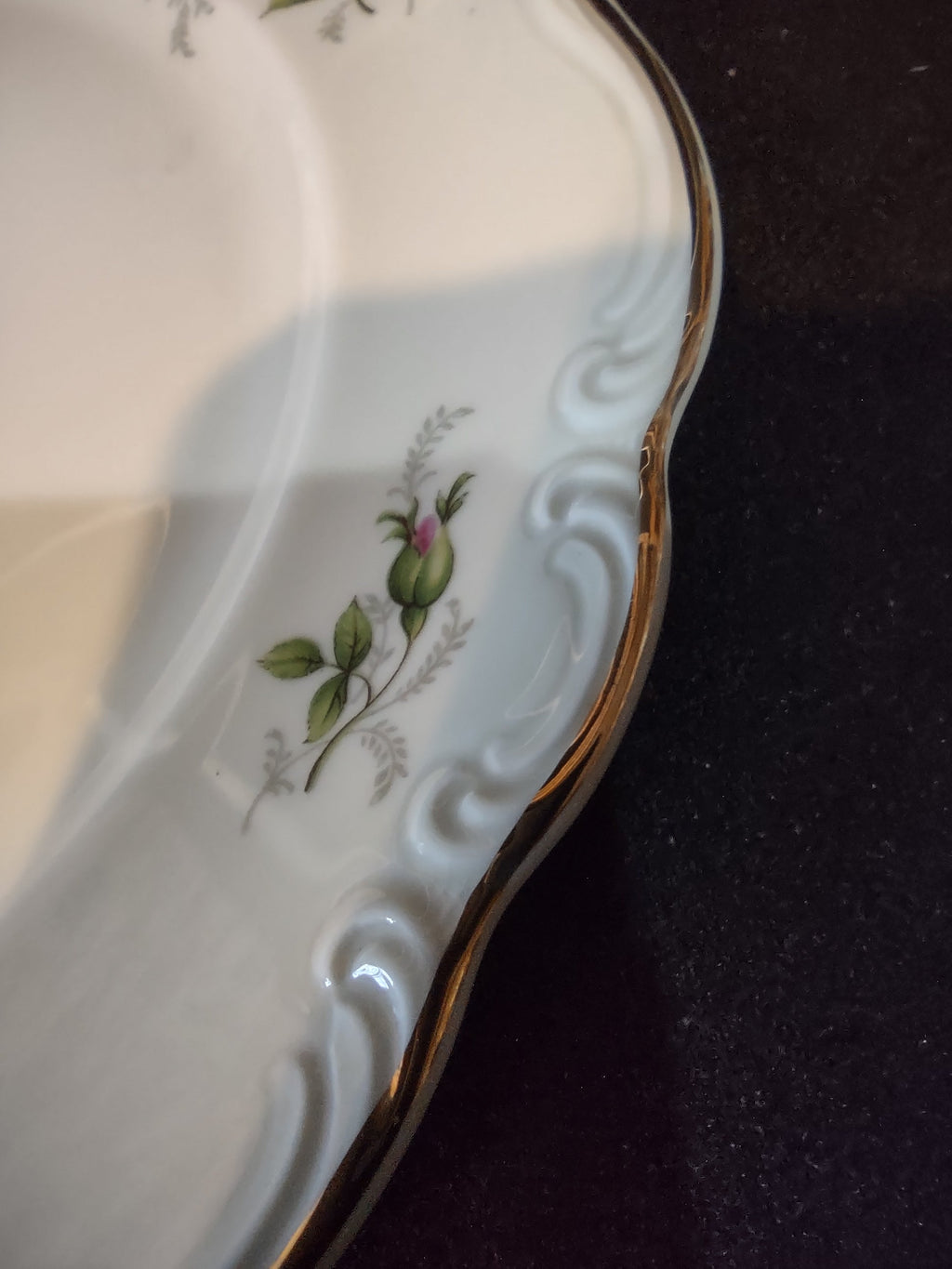 Rosenthal Pompadour plate rim rose scatter detail