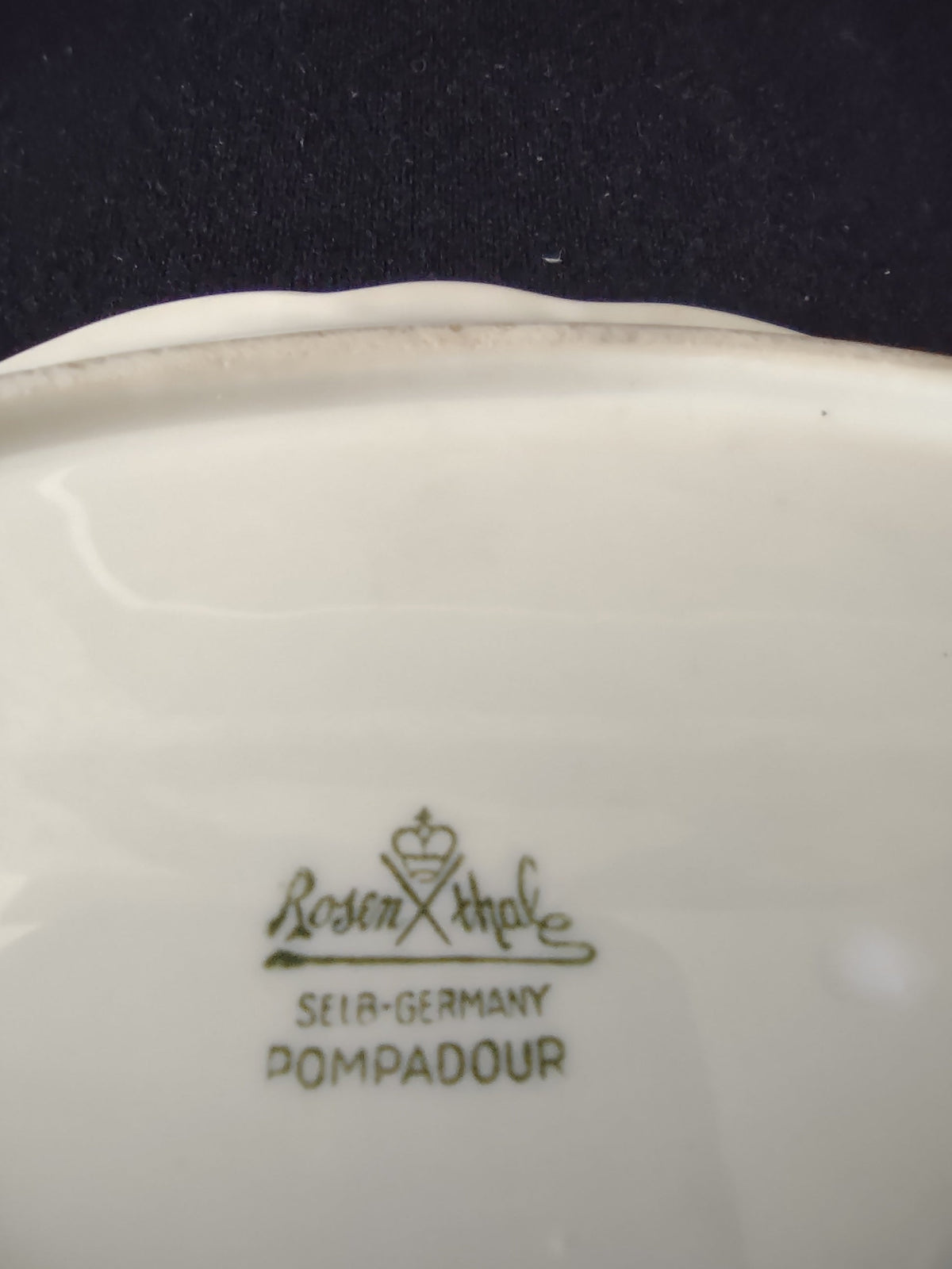 Vintage pink rosebud oval serving dish - center rose detail