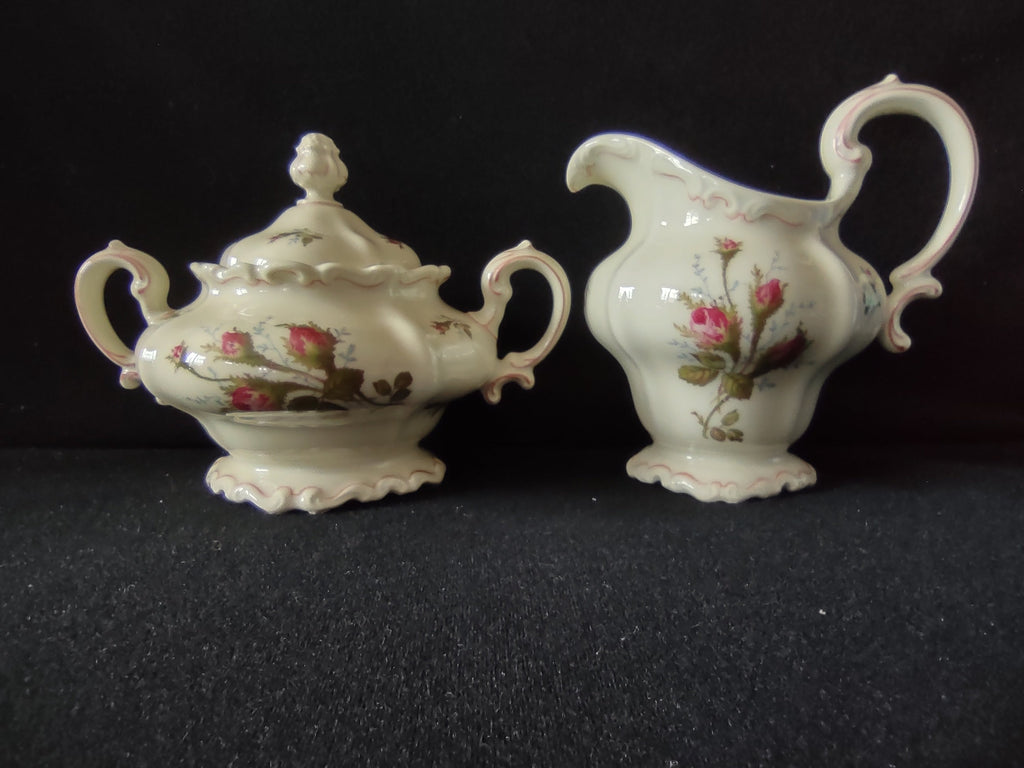 Creamer and sugar bowl set detail