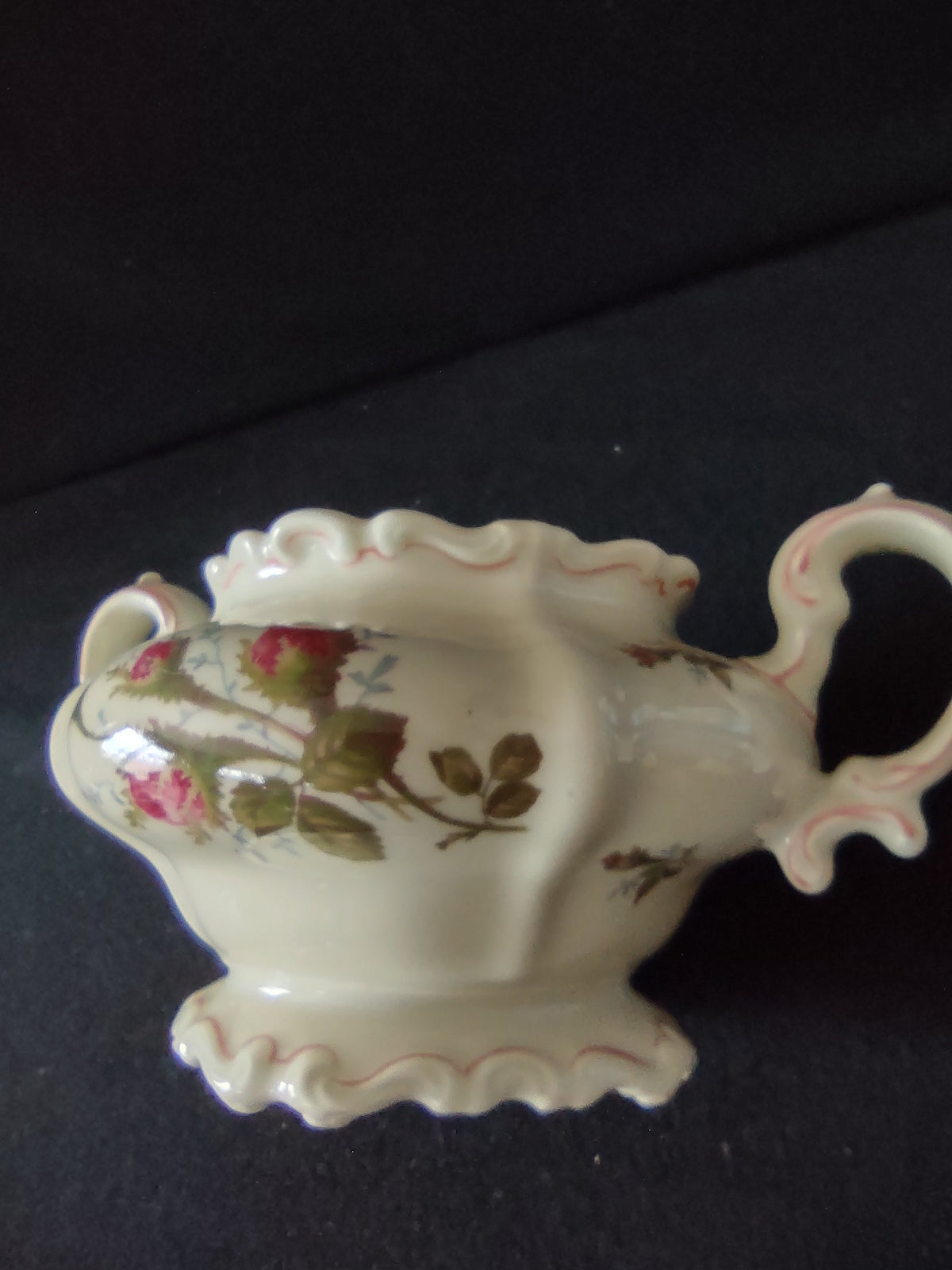 Creamer spout detail