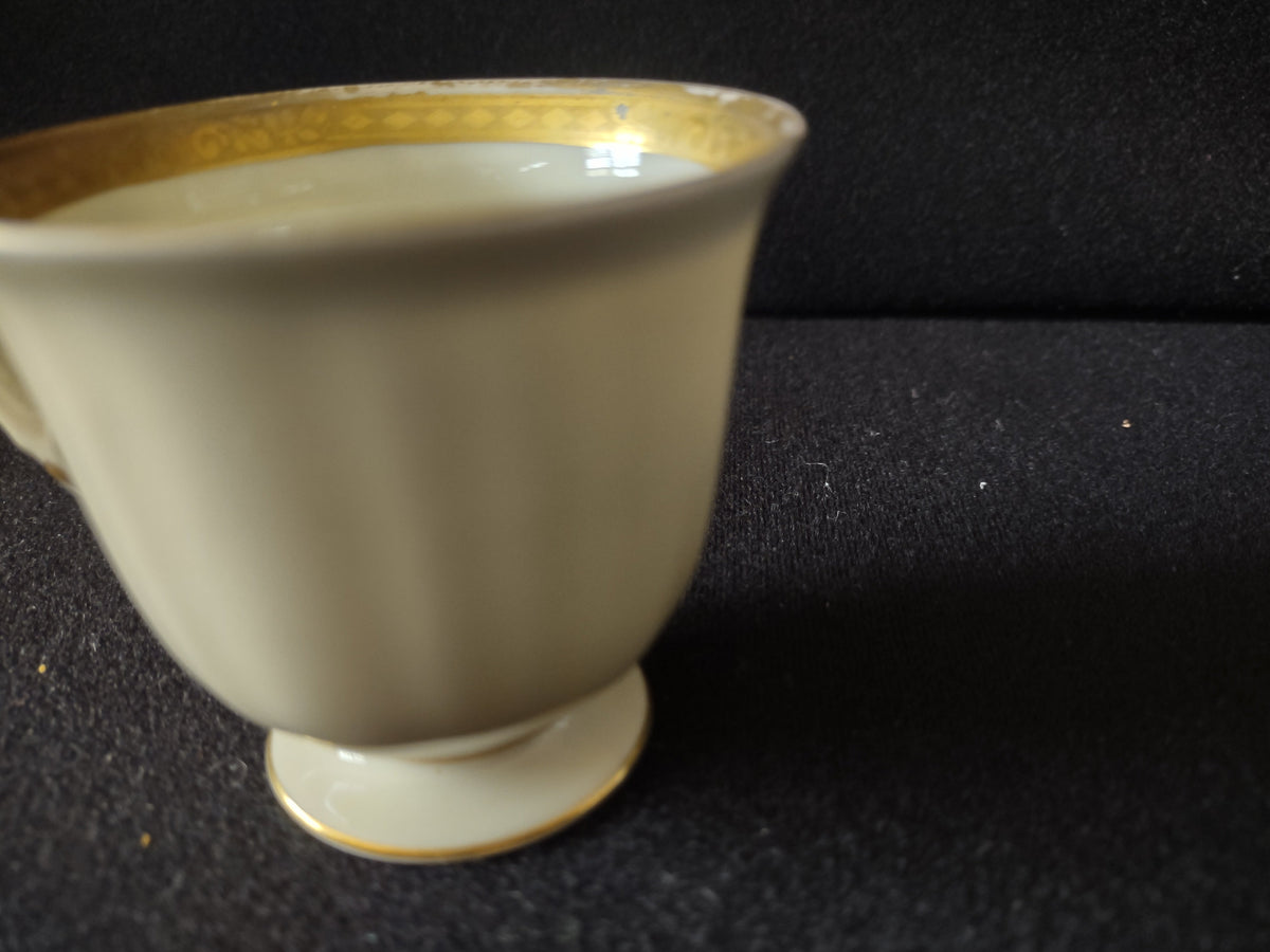 Krautheim Selb Bavaria gold rim teacup - base and foot detail