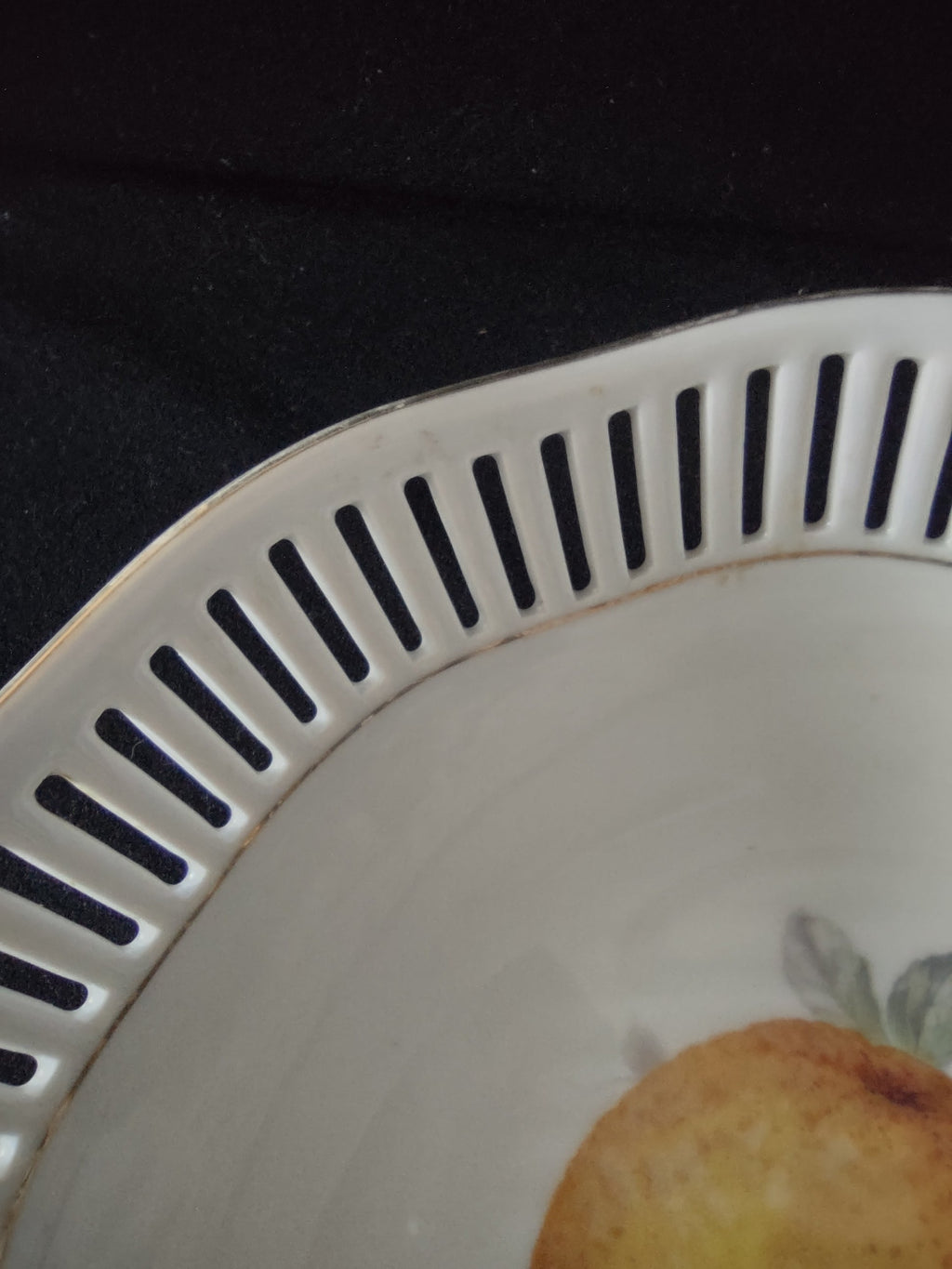 Winterling reticulated fruit bowl - ruler measurement showing approximately 9 inch diameter