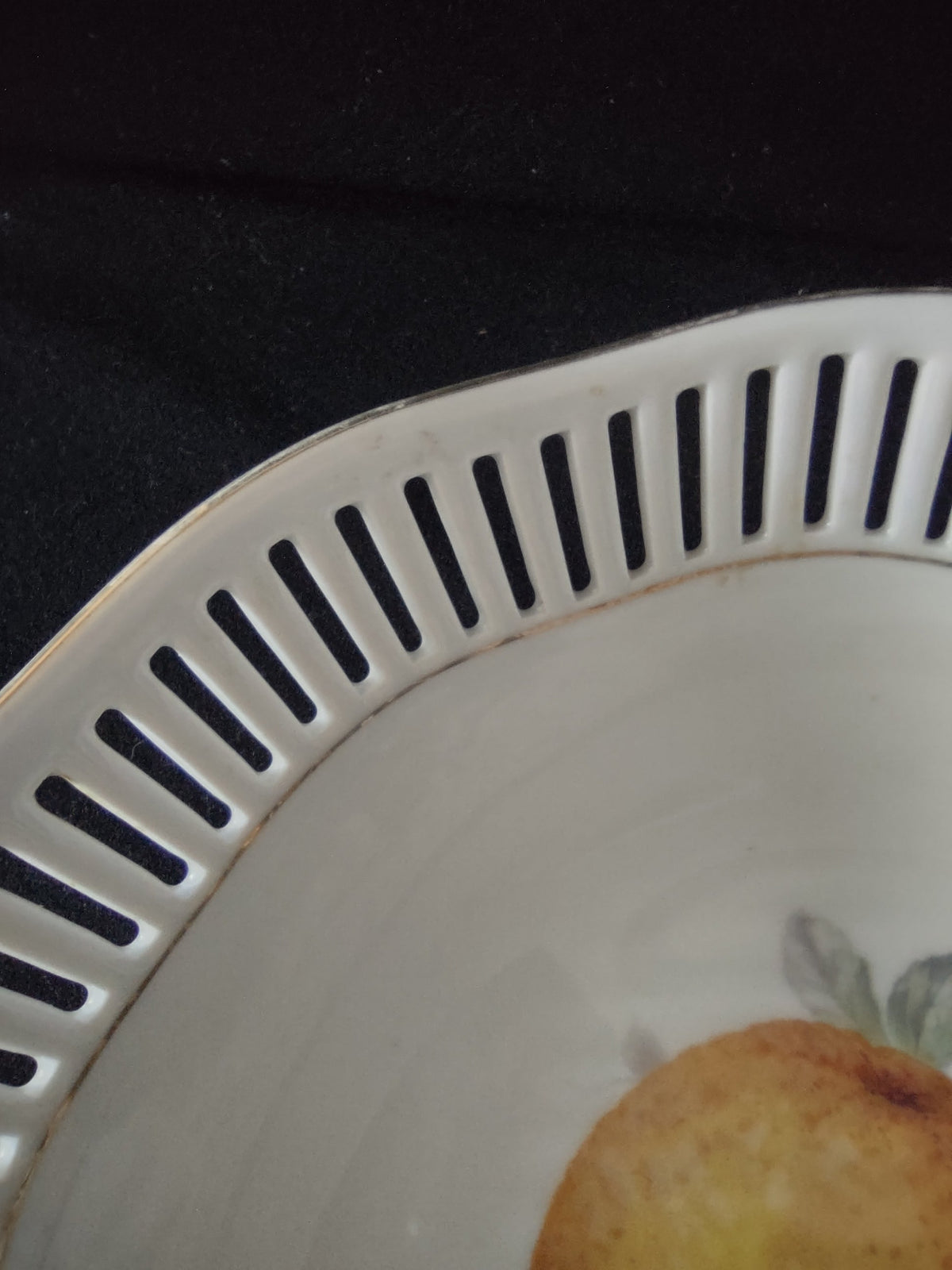 Winterling reticulated fruit bowl - ruler measurement showing approximately 9 inch diameter