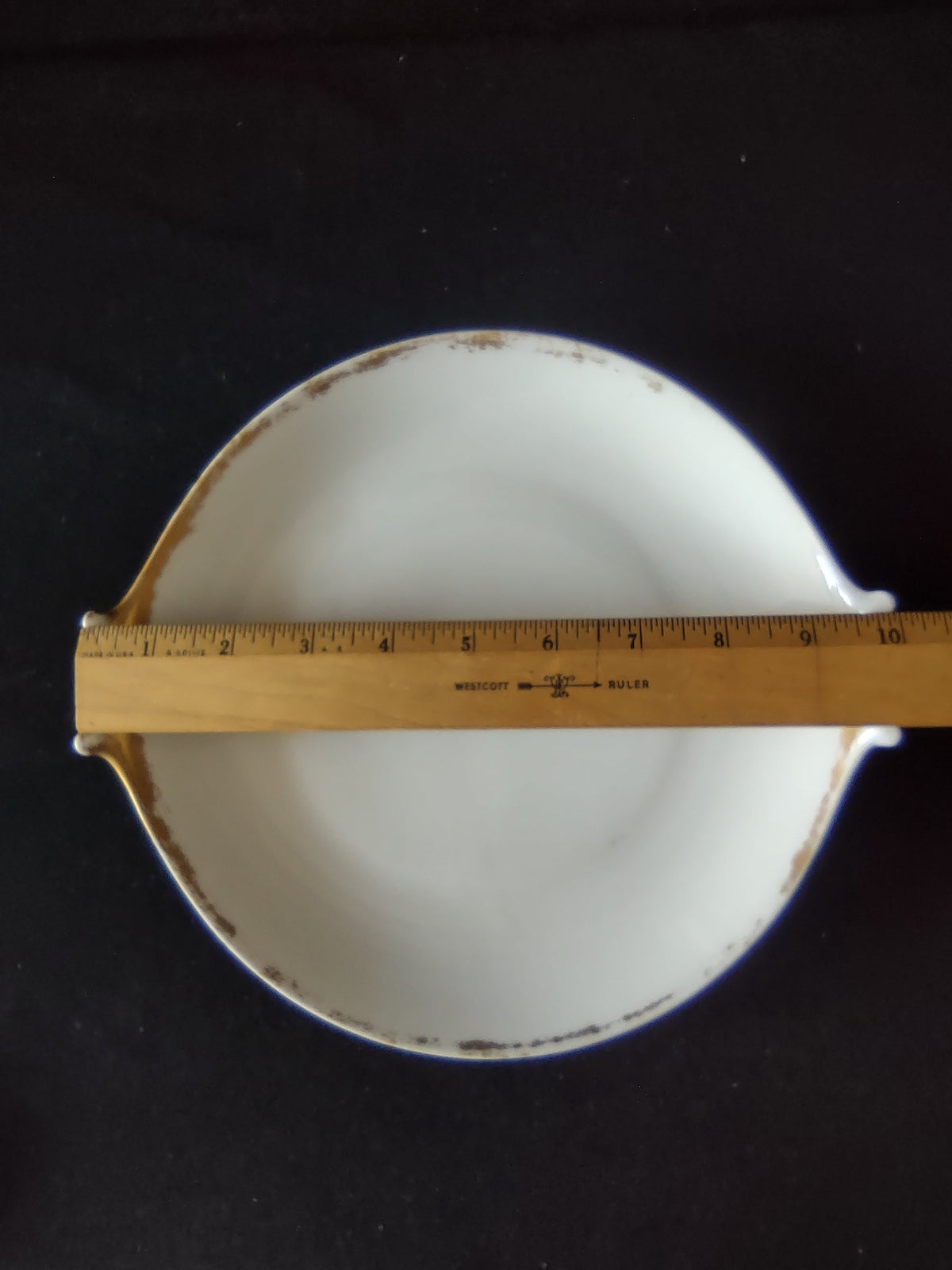 Hutschenreuther Selb Bavaria nappy dish - close-up of sculpted tab handle showing gold wear and flaking