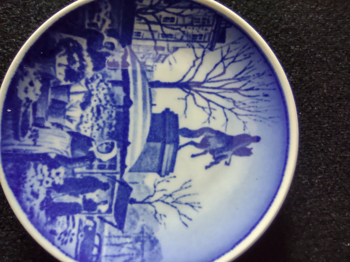 Royal Copenhagen mini plate #76-2010 showing winter horse-drawn sleigh scene (Landmanden)