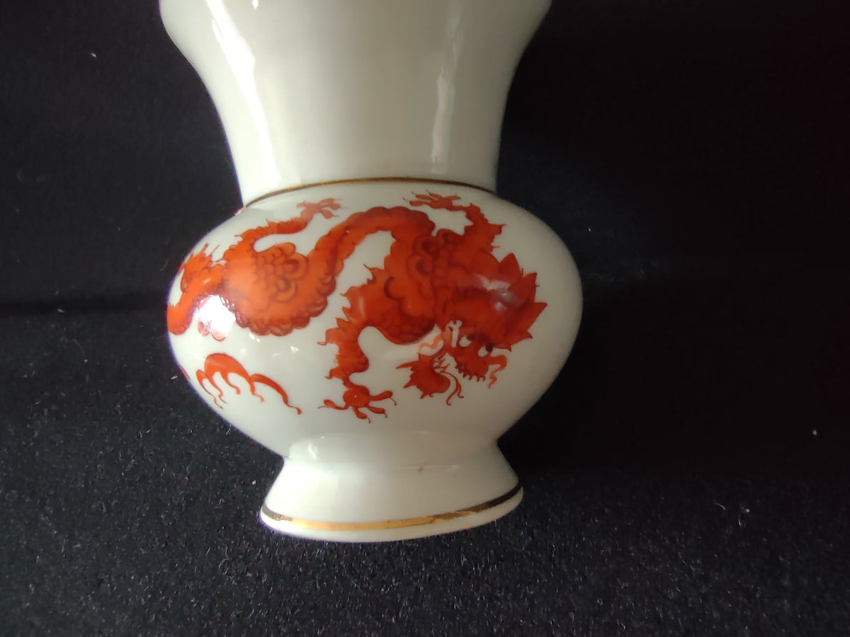 Meissner Handmalerei backstamp on vase base — orange-red script reading Meißner Handmalerei with drilled hole visible