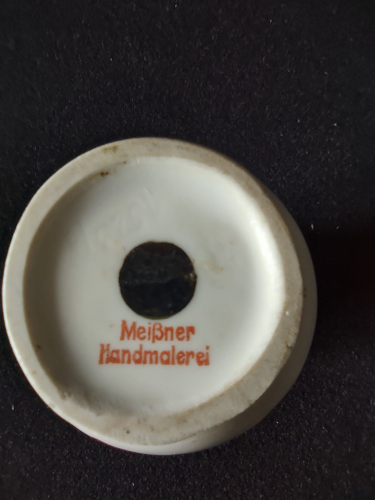 Meissner Handmalerei vase close-up of gold foot ring trim showing age-appropriate wear