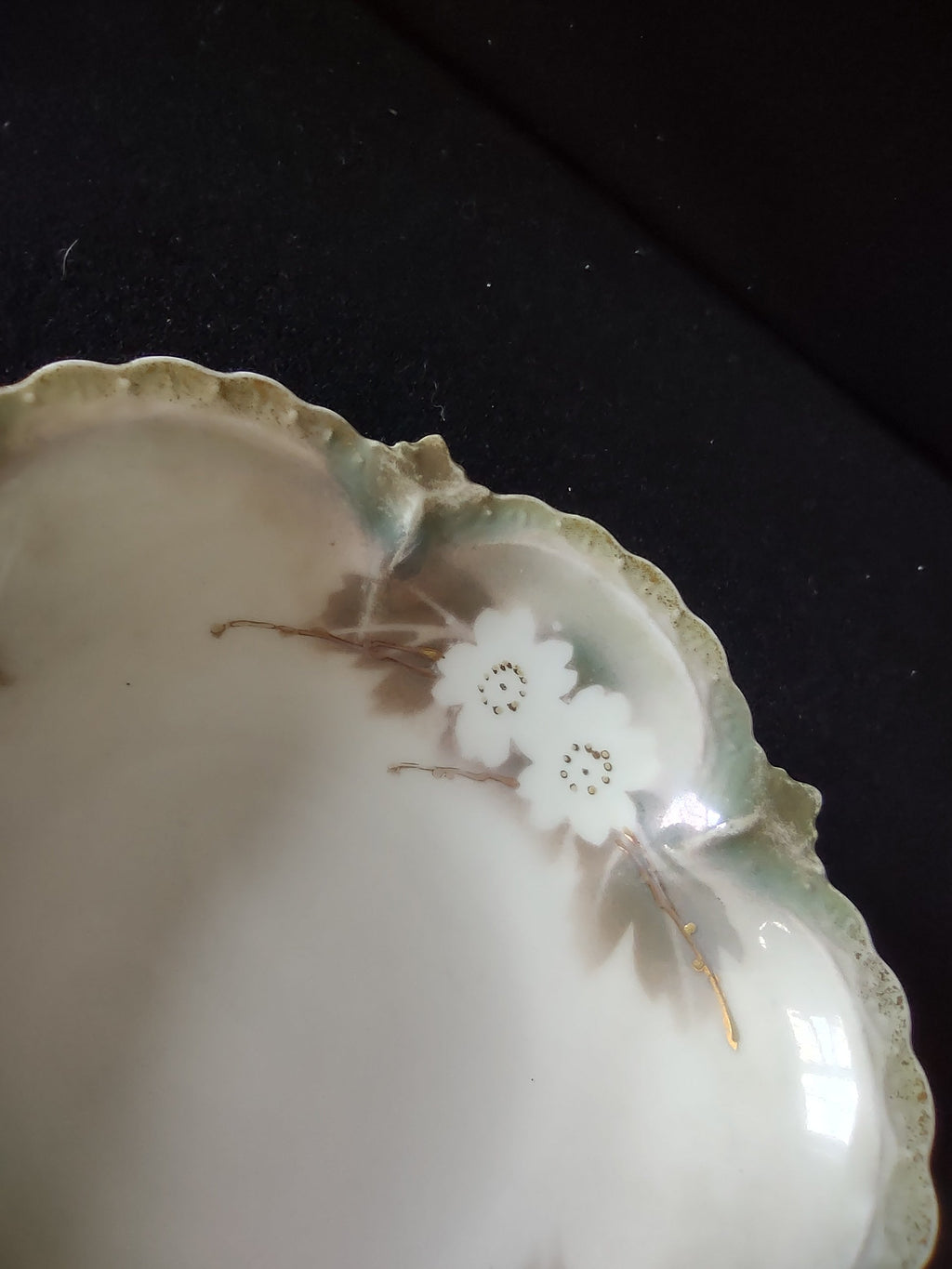 RS Prussia nappy dish close-up of single white dogwood bloom and ruffled rim detail