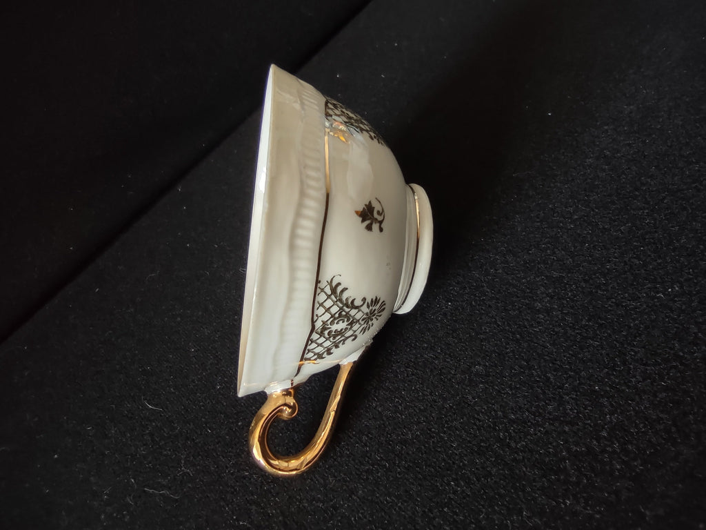 Schumann Bavaria saucer side profile view showing scalloped rim gold rim line edge wear and black lattice pattern